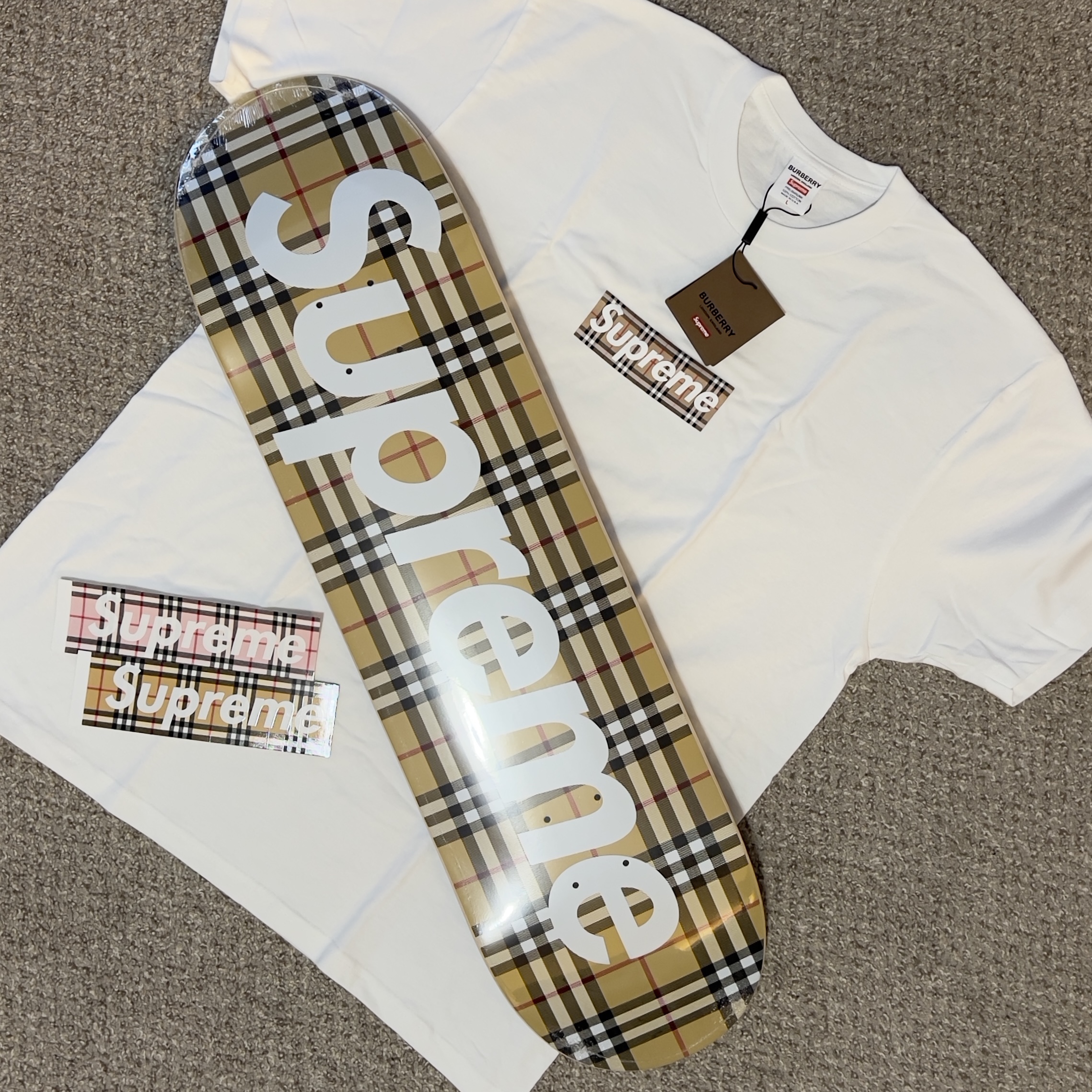 Supreme x Burberry Box Logo T-Shirt White - 22SS, Supreme x Burberry Skateboard Deck Beige - 22SS 착용 스타일