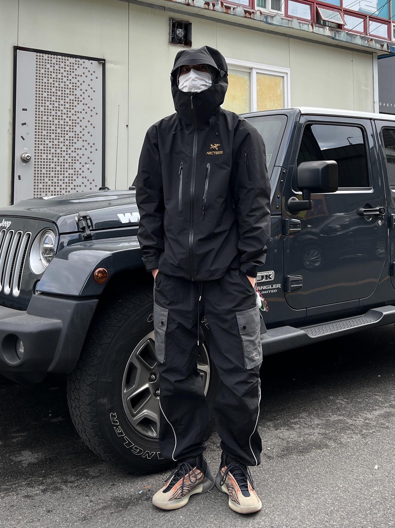 Arc'teryx Alpha SV Jacket 24K Black, Adidas Yeezy QNTM Flash Orange 착용 스타일