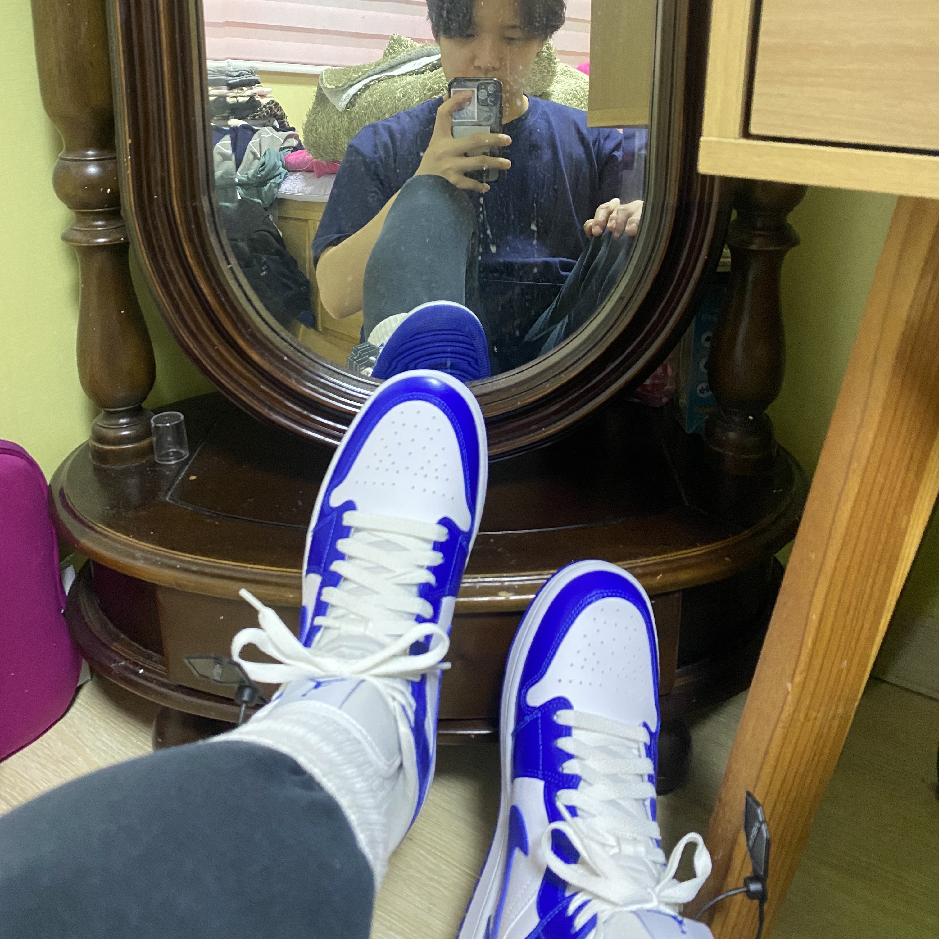 (W) Jordan 1 Mid White Hyper Royal 착용 스타일 - 1