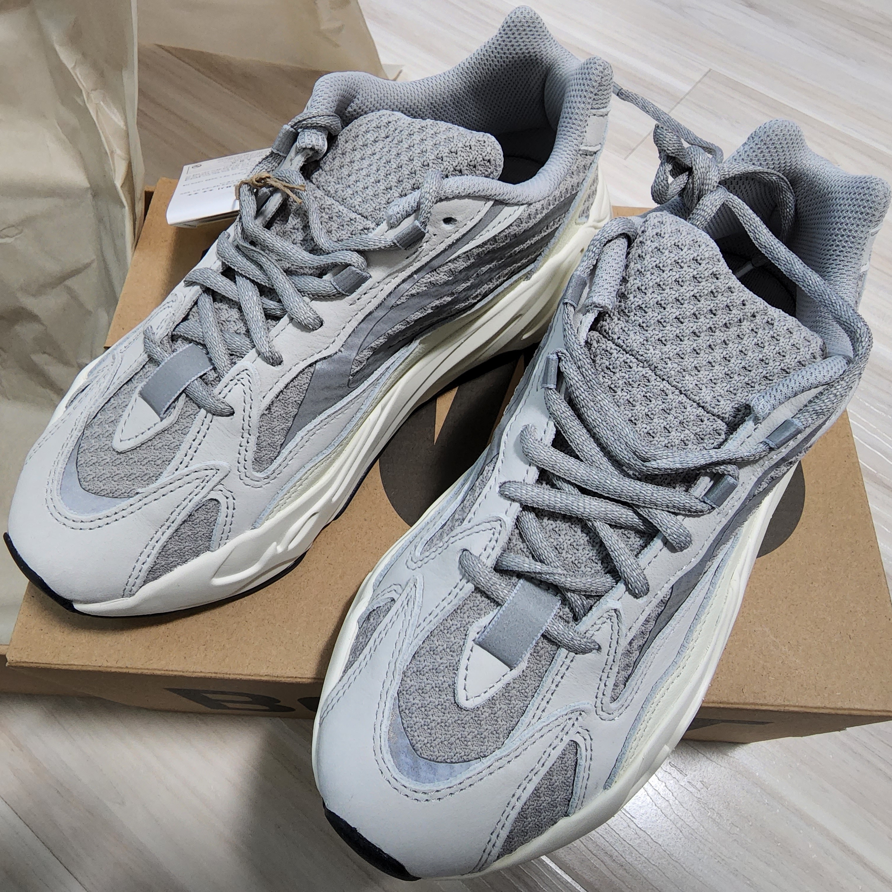 Adidas Yeezy Boost 700 V2 Static 2022 착용 스타일