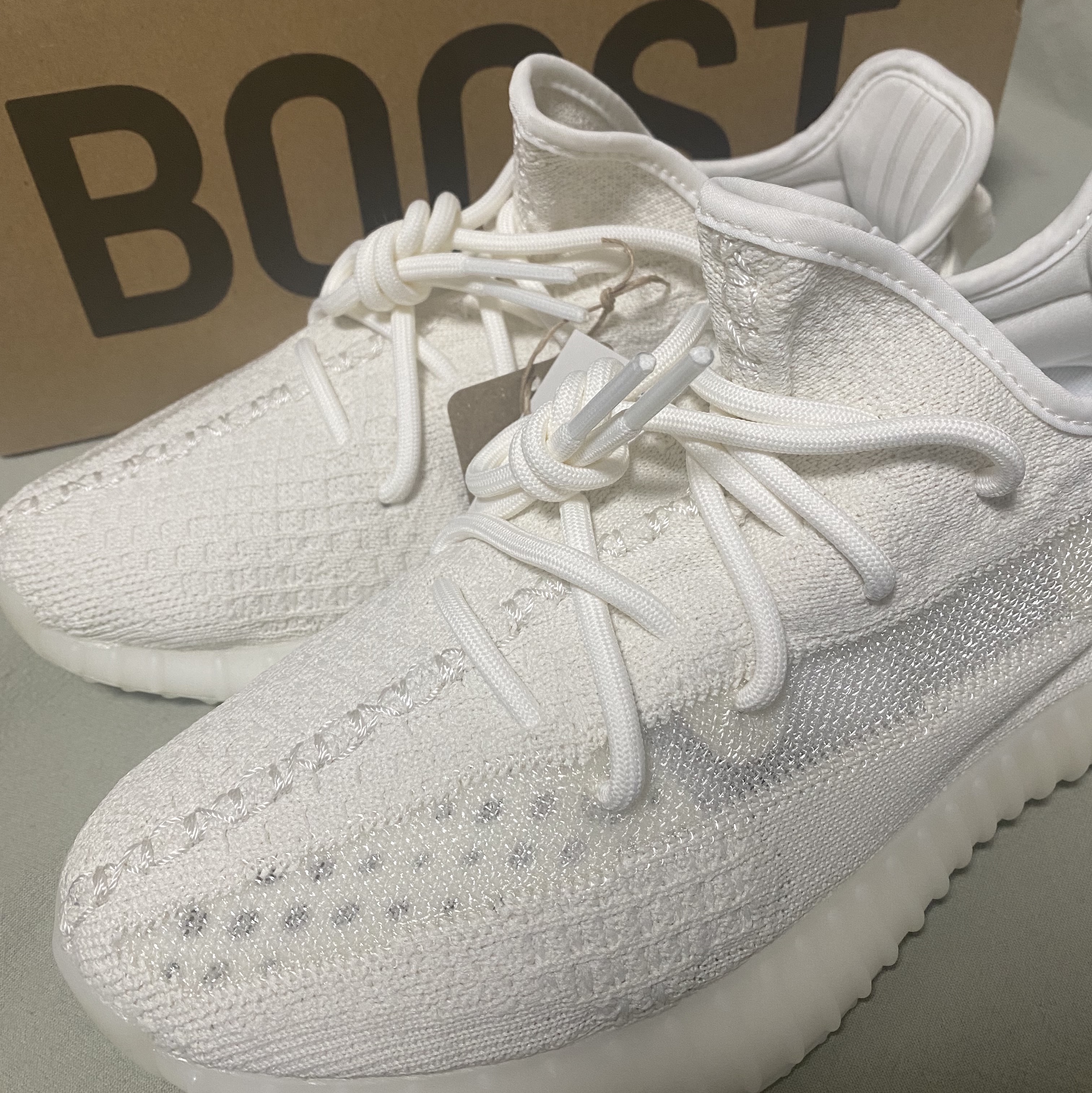 Adidas Yeezy Boost 350 V2 Bone 착용 스타일
