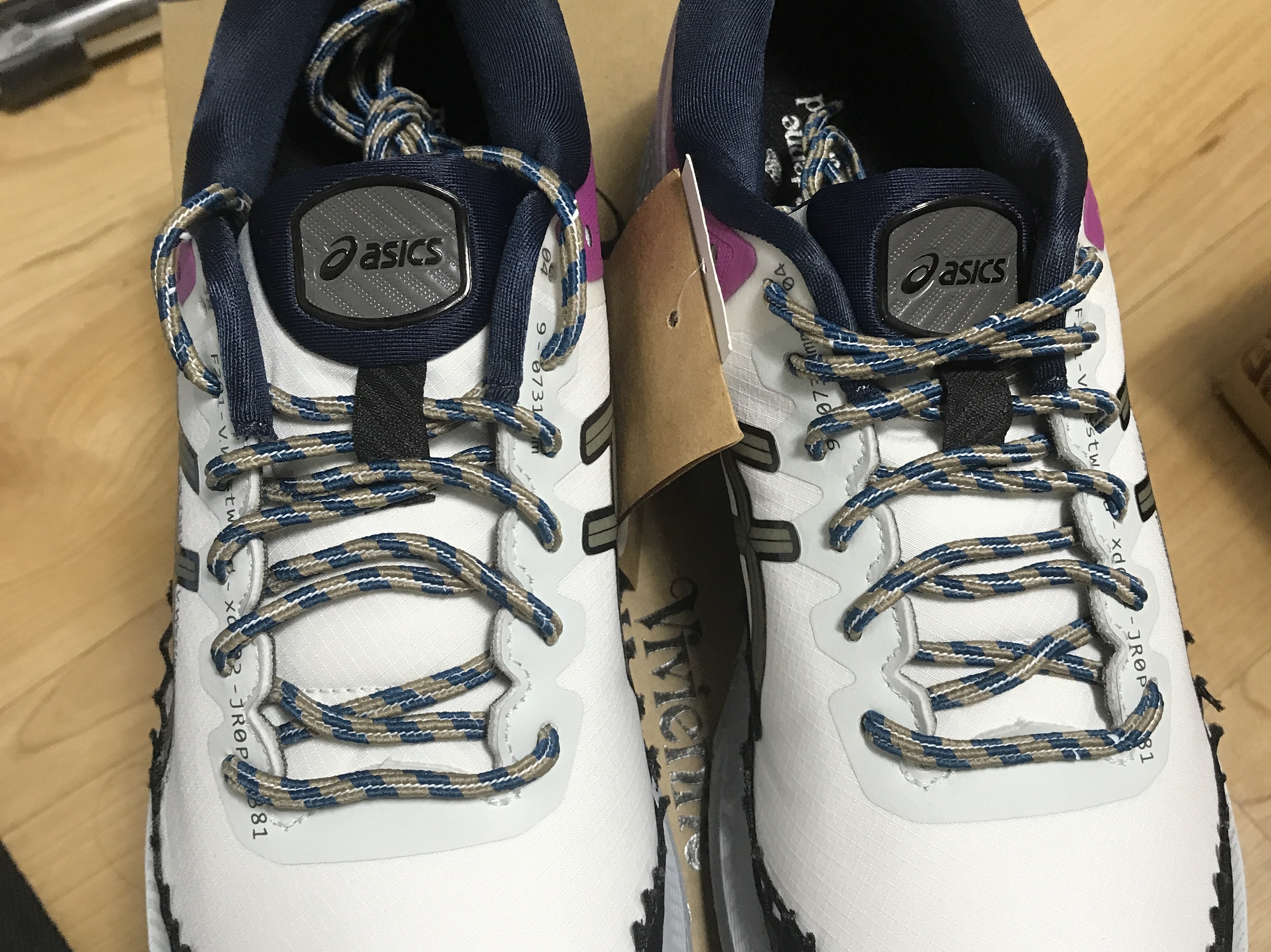 Asics x Vivienne Westwood Gel-Kayano 27 DE White 착용 스타일 - 2