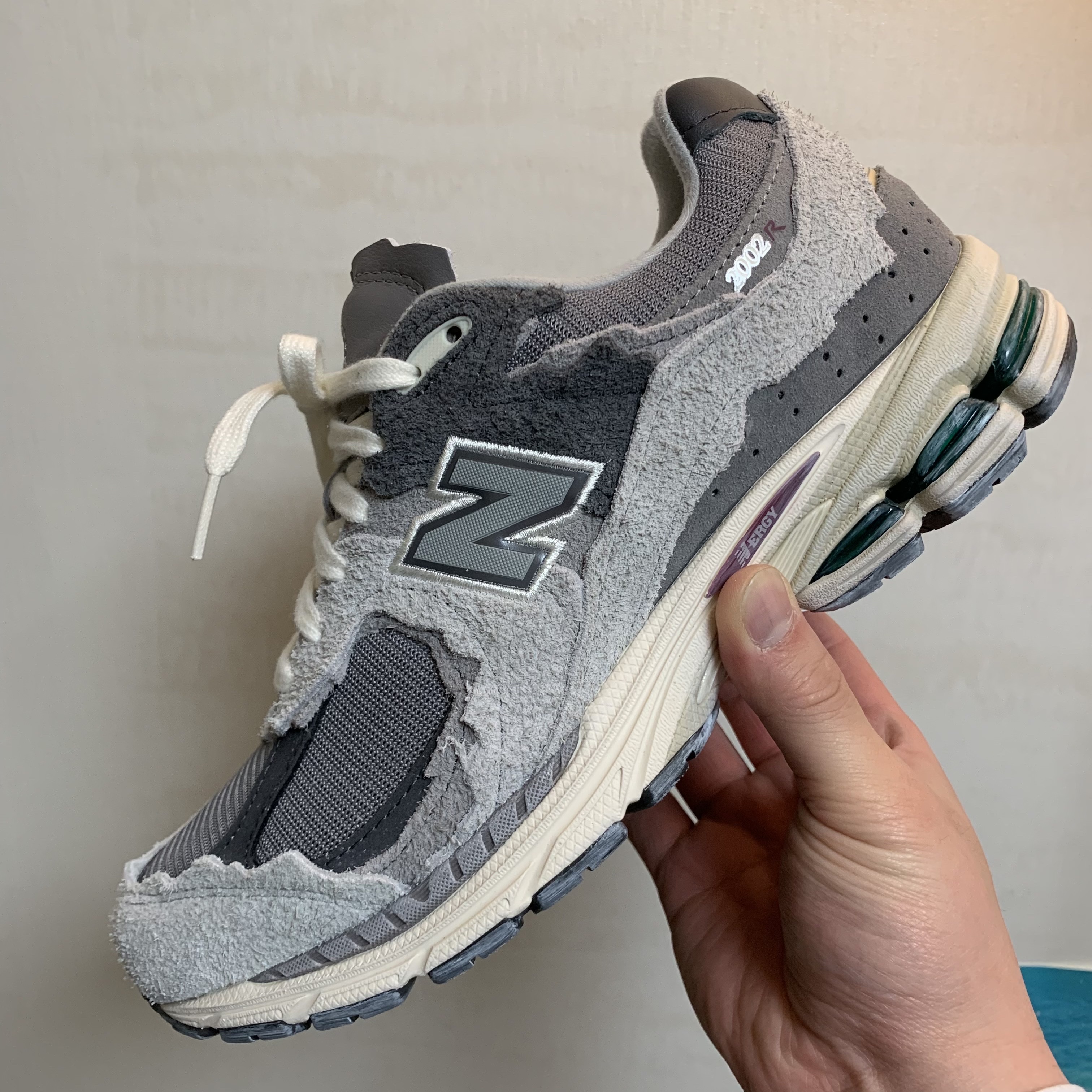 New Balance 2002R Protection Pack Rain Cloud 착용 스타일 - 4