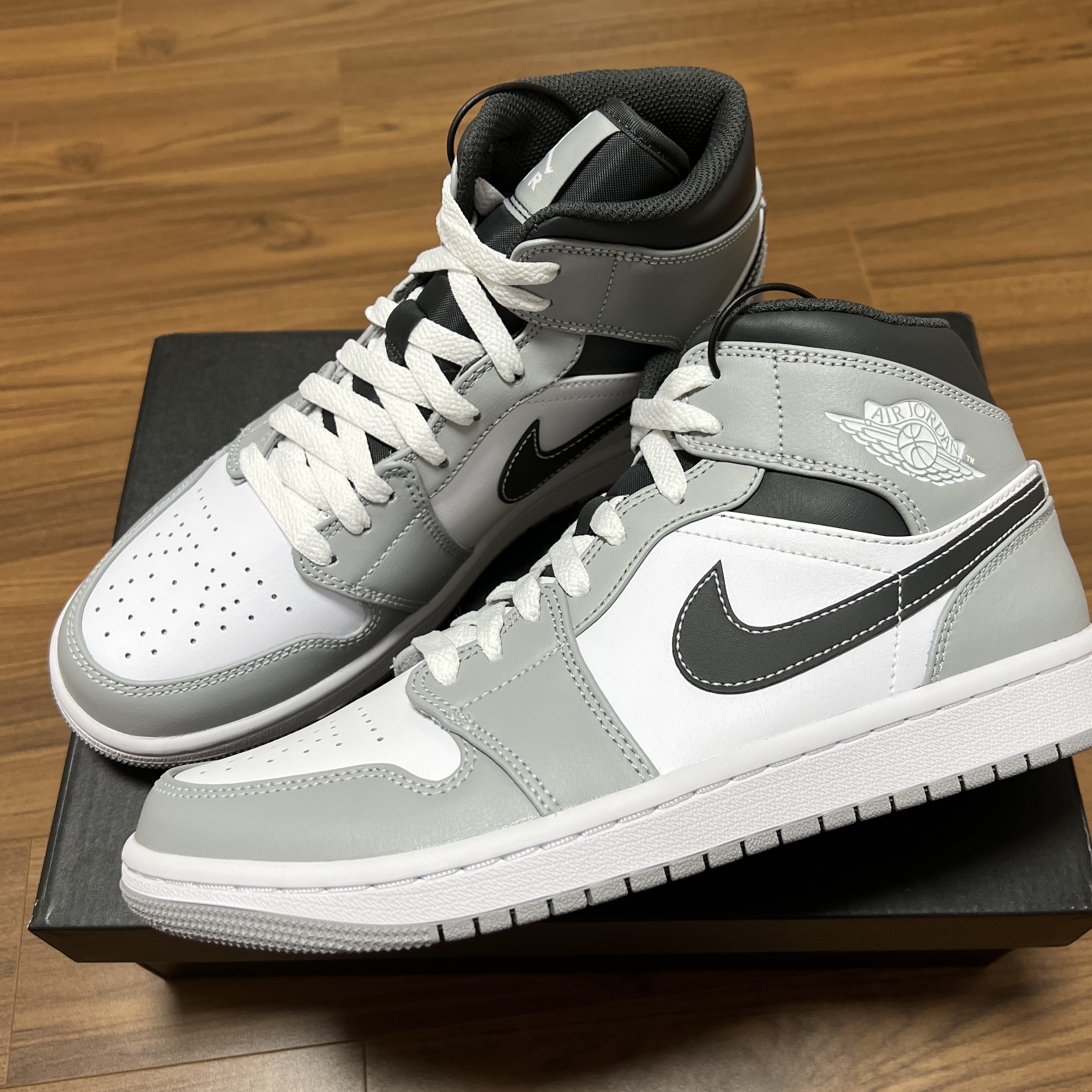 Jordan 1 Mid Light Smoke Grey Anthracite 착용 스타일 - 2