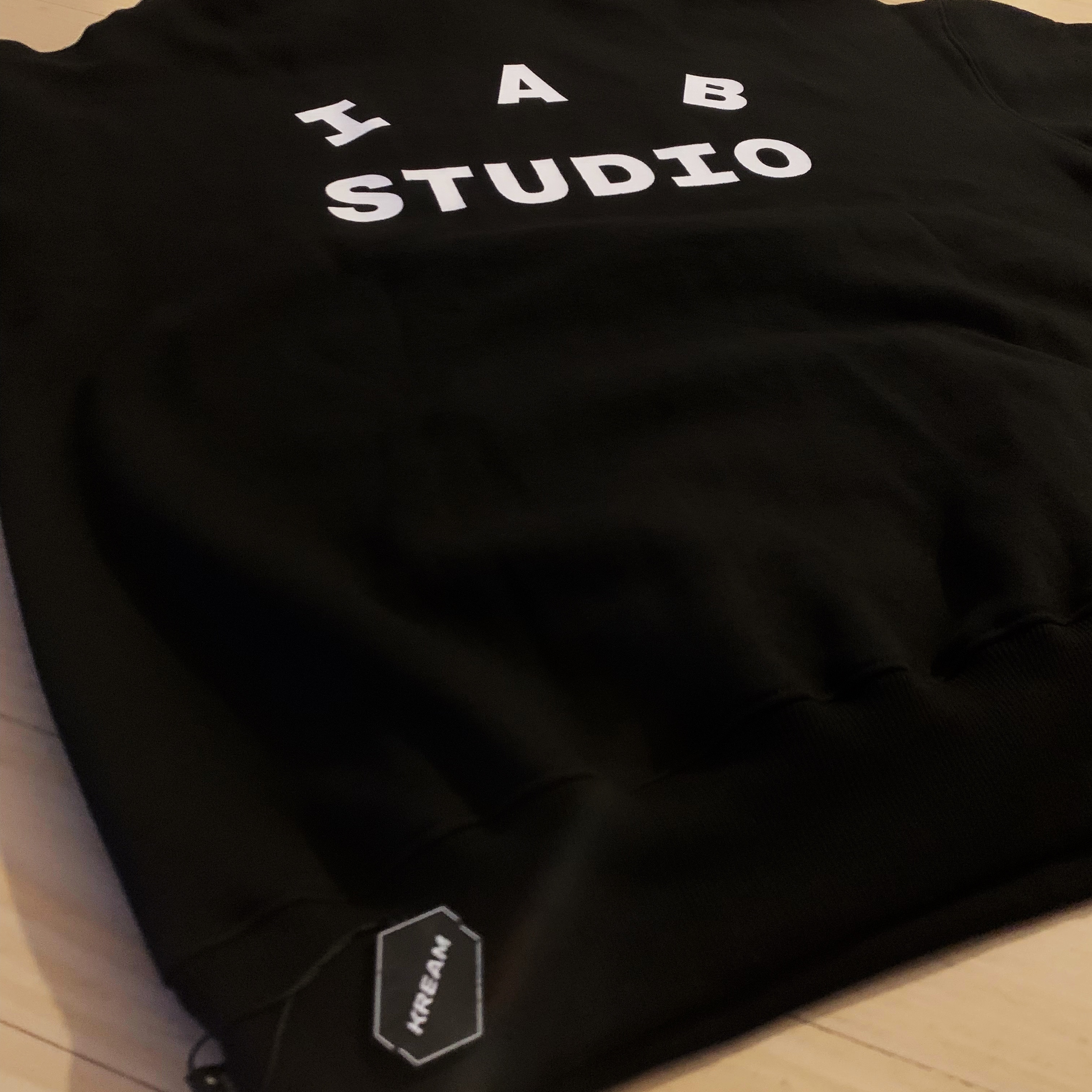 IAB Studio Hoodie Black White 착용 스타일