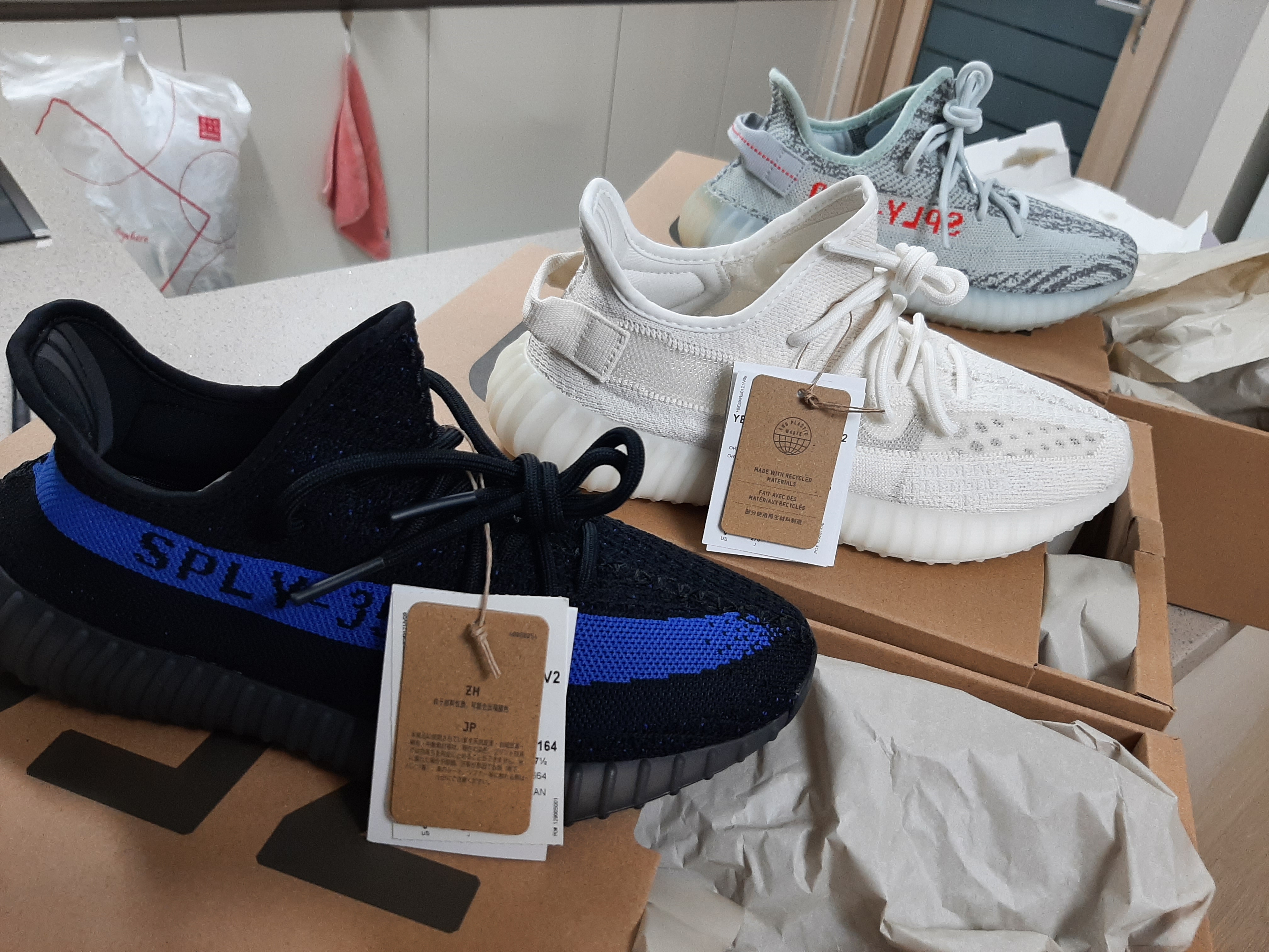 Adidas Yeezy Boost 350 V2 Bone, Adidas Yeezy Boost 350 V2 Dazzling Blue 착용 스타일