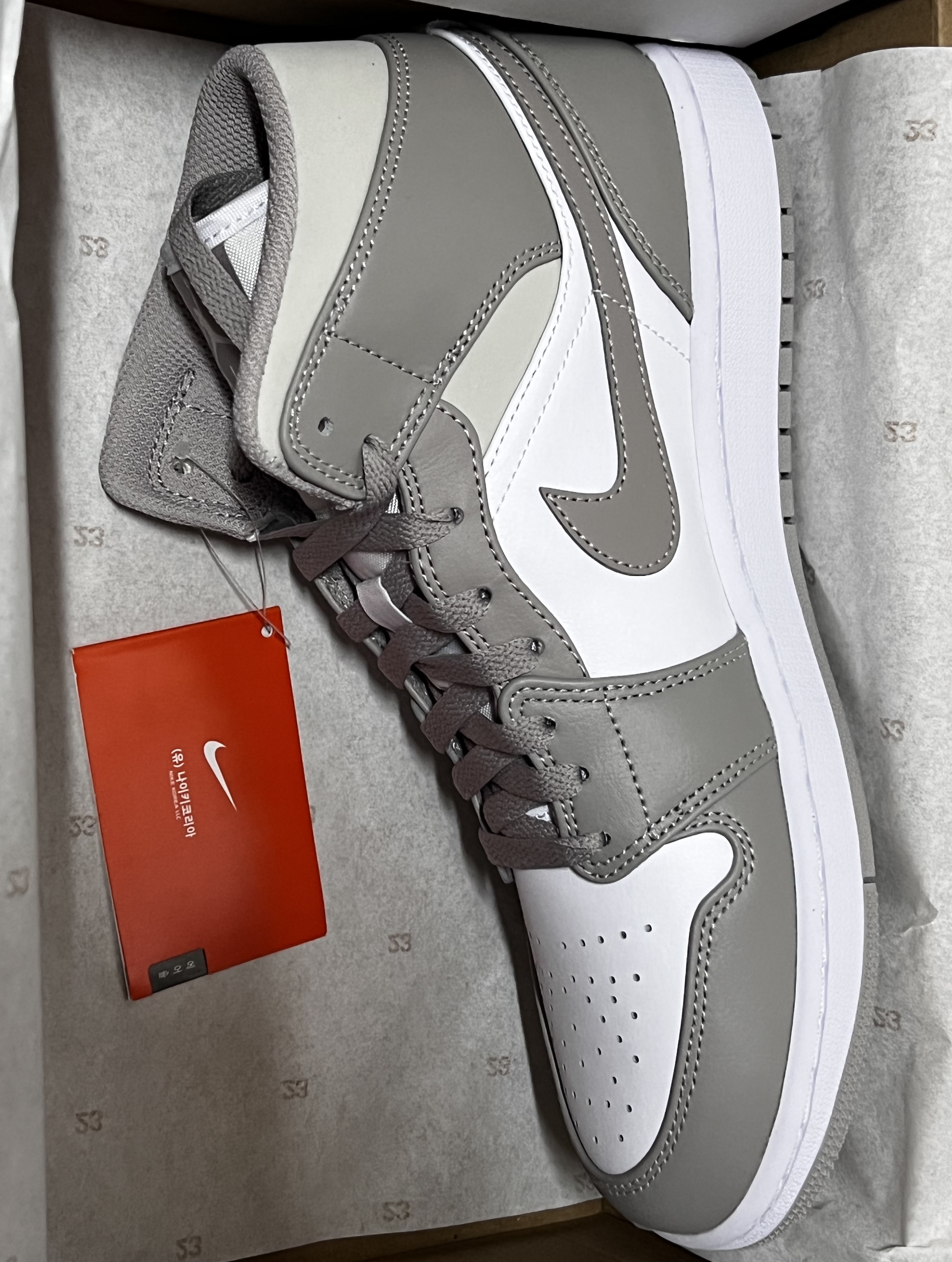 Jordan 1 Mid College Grey 착용 스타일
