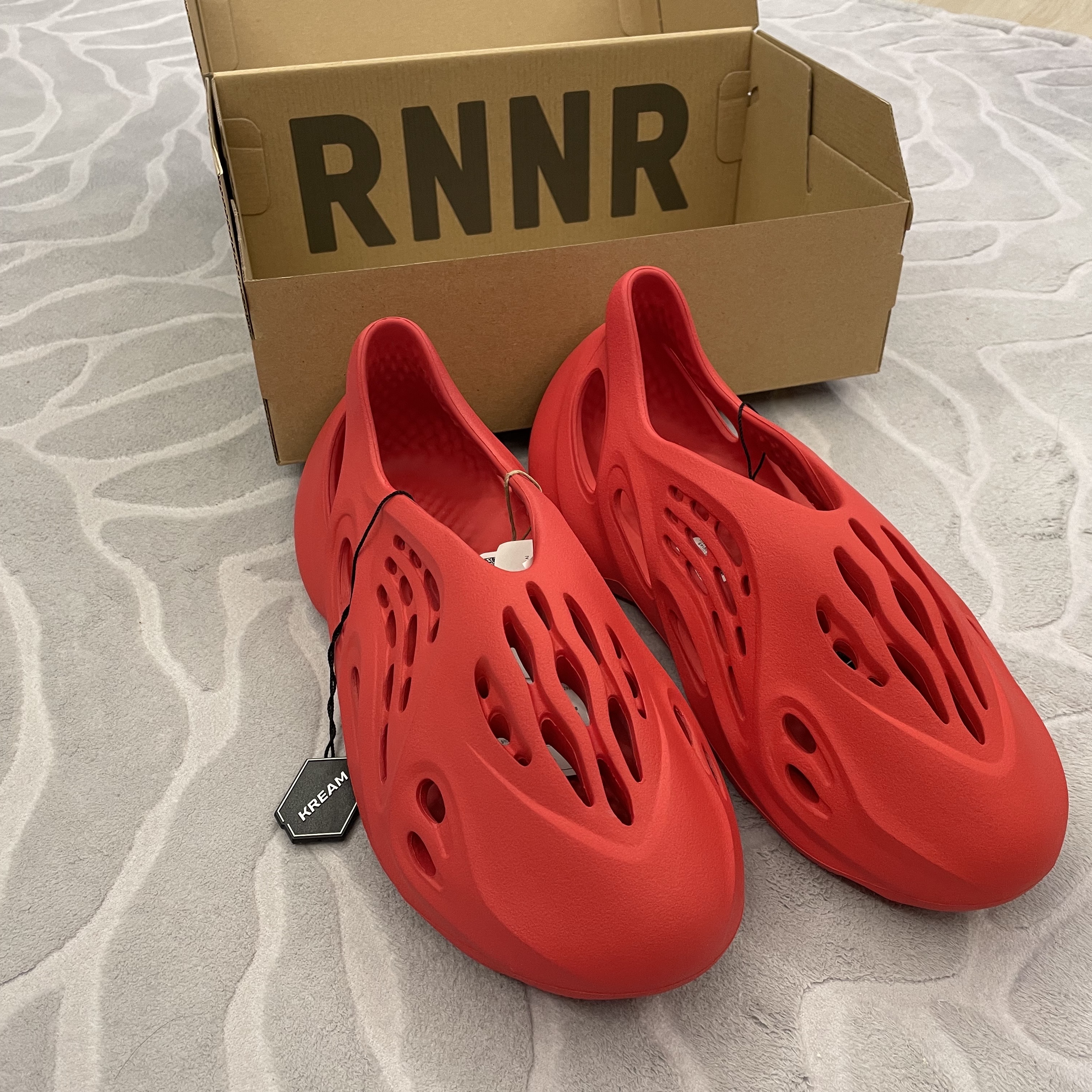 Adidas Yeezy Foam RNNR Vermilion 착용 스타일