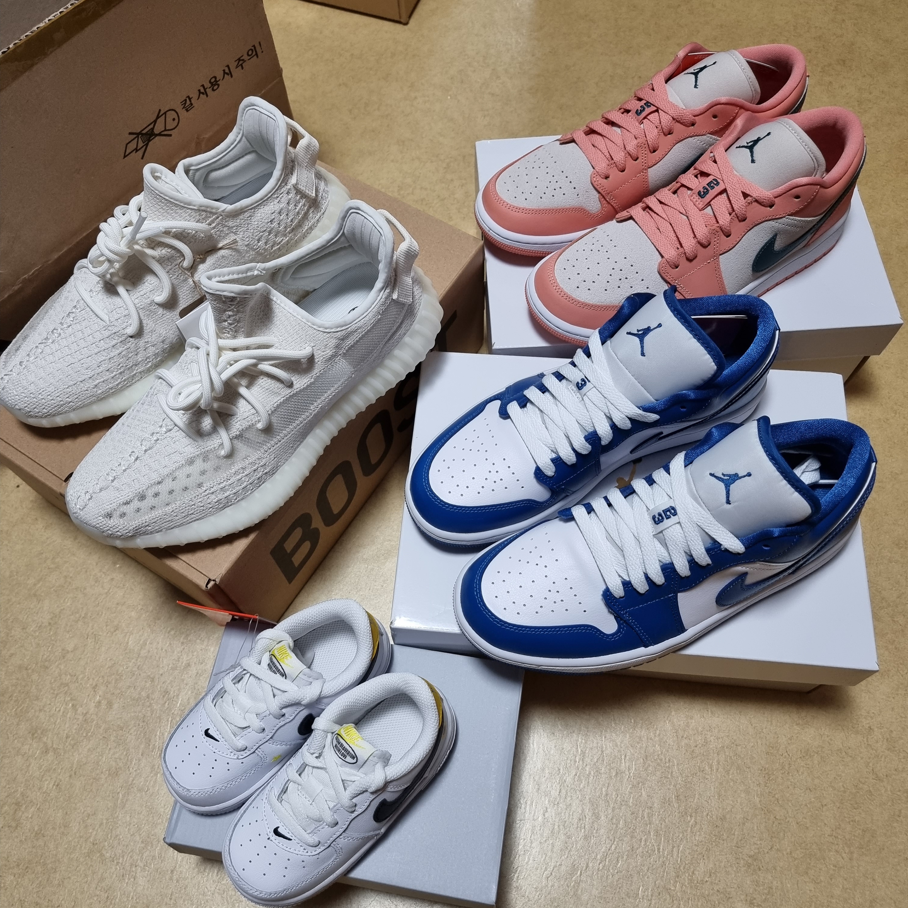 (W) Jordan 1 Low White Dark Marina Blue, Adidas Yeezy Boost 350 V2 Bone 착용 스타일