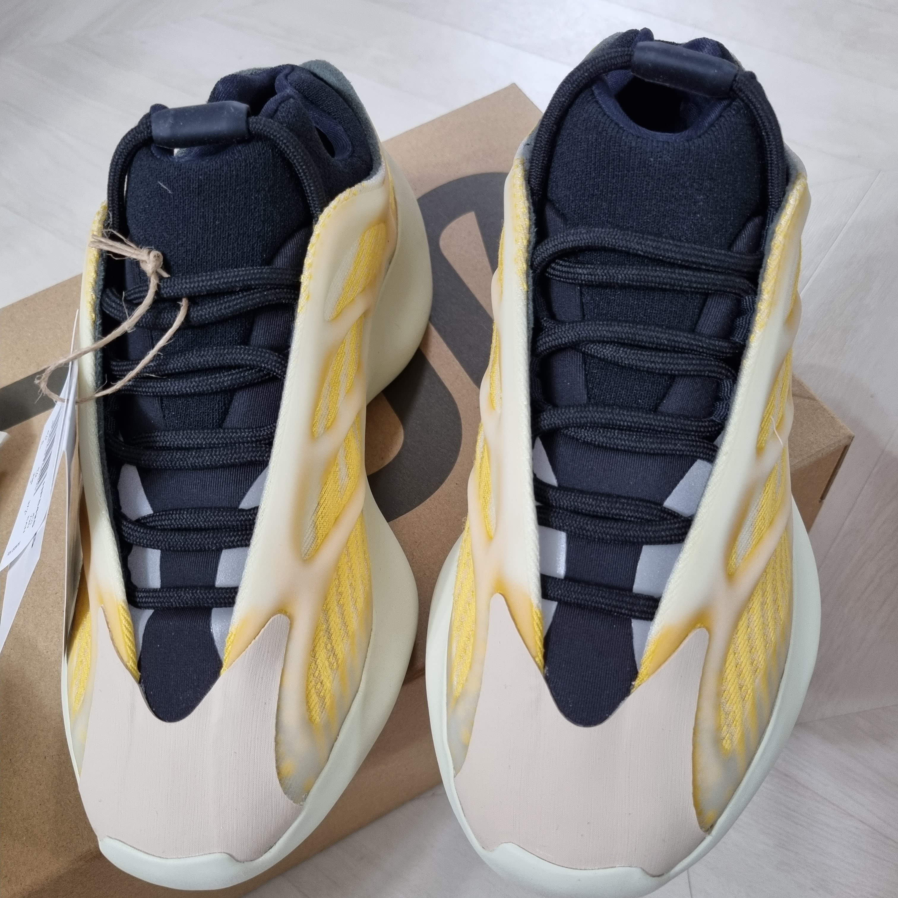 Adidas Yeezy 700 V3 Mono Safflower 착용 스타일