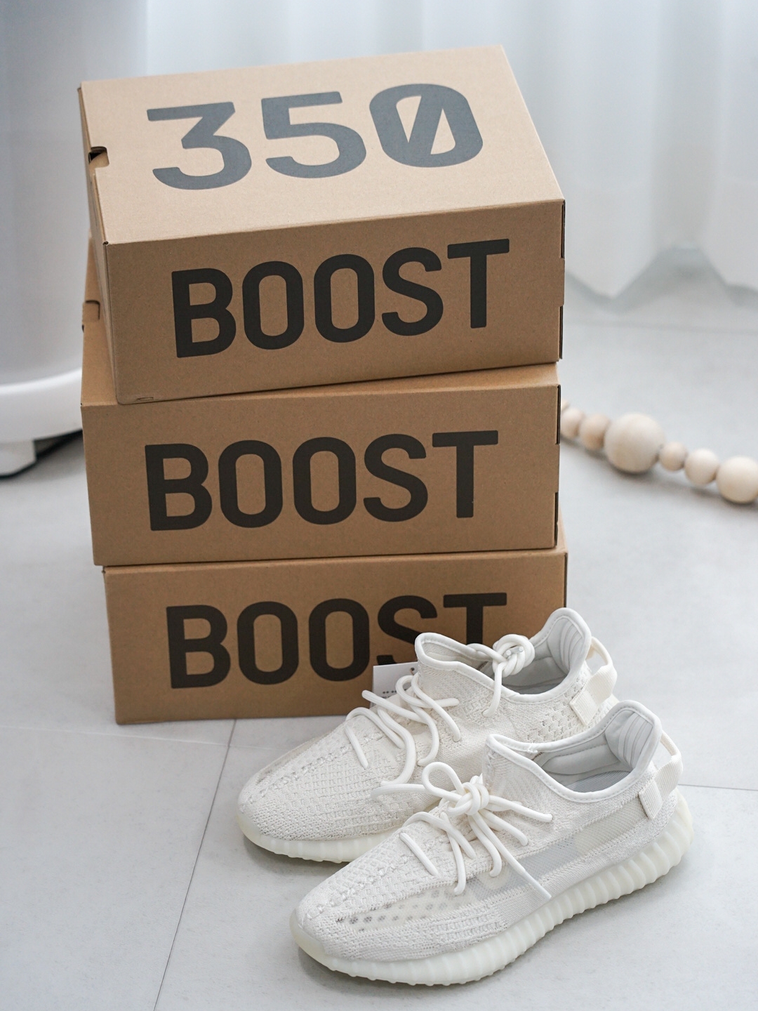 Adidas Yeezy Boost 350 V2 Bone 착용 스타일