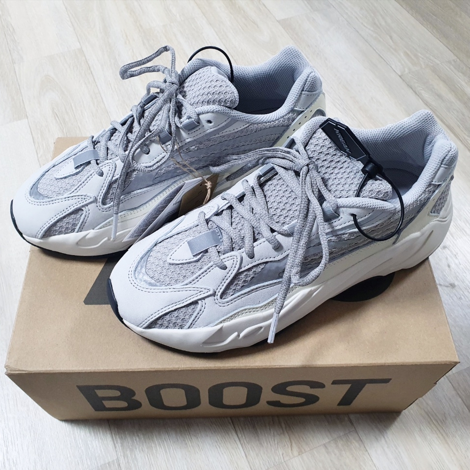 Adidas Yeezy Boost 700 V2 Static 2022, (W) Jordan 1 Mid Wolf Grey 착용 스타일 - 1