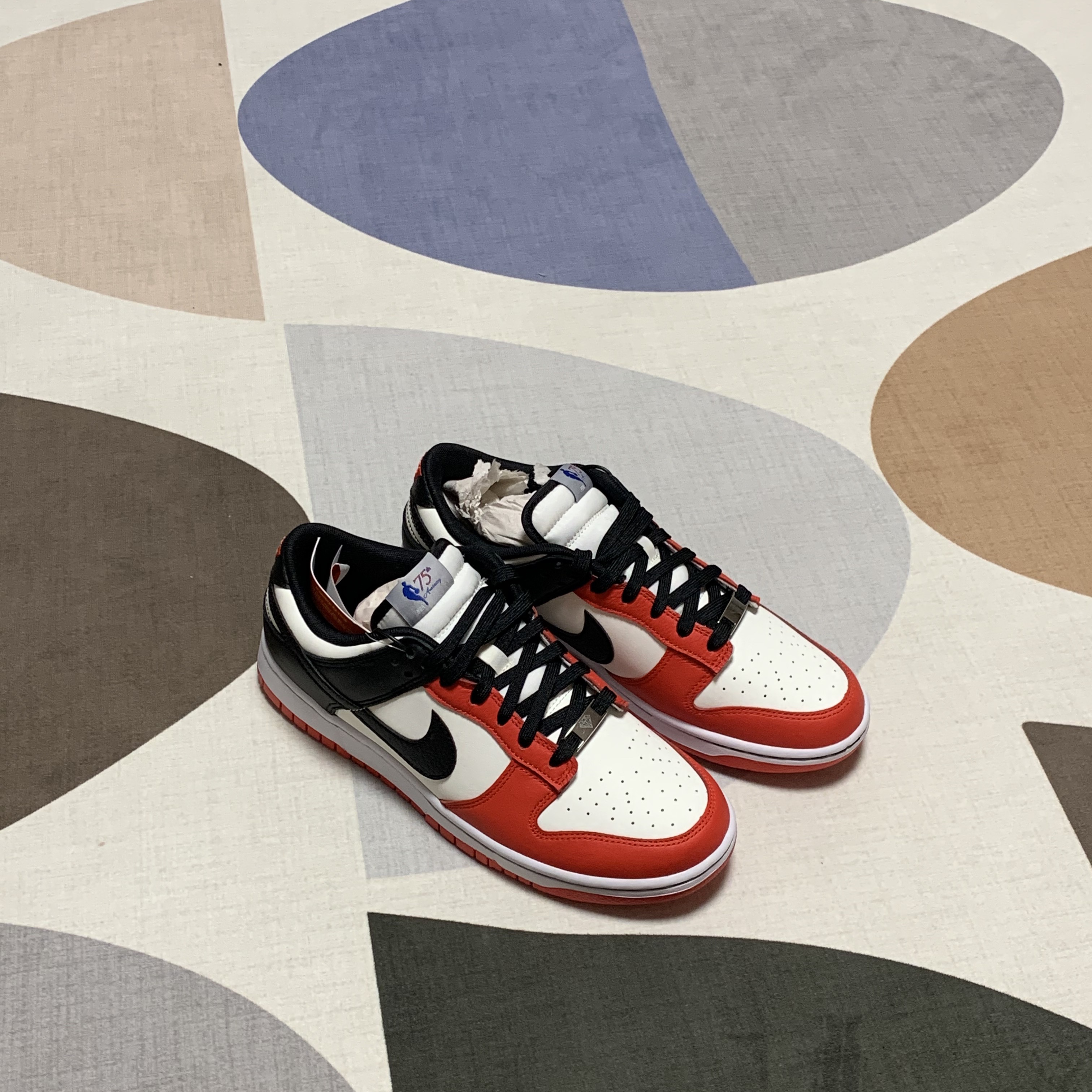 Nike x NBA Dunk Low Retro EMB Black and Chile Red 착용 스타일 - 1