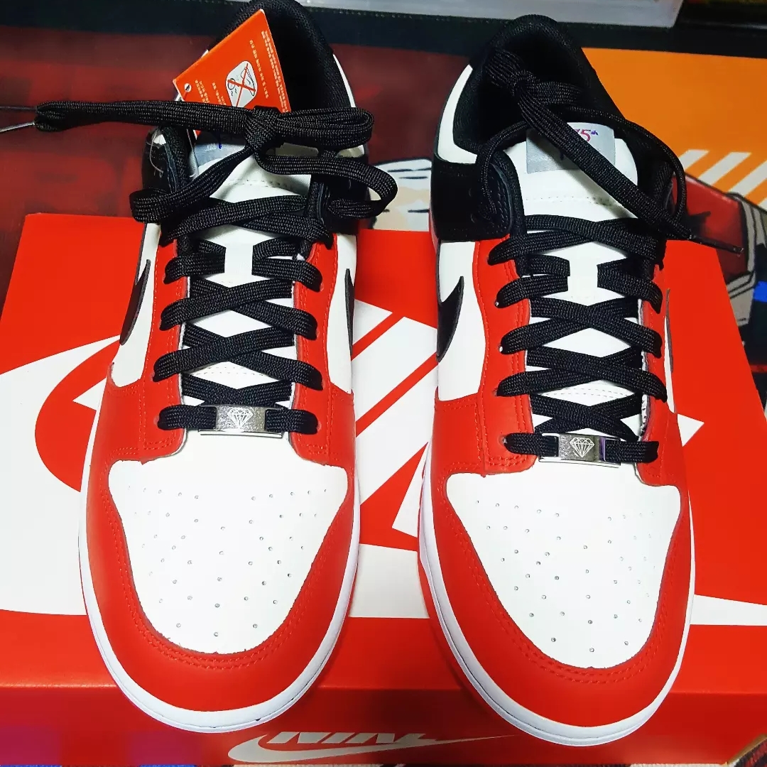Nike x NBA Dunk Low Retro EMB Black and Chile Red 착용 스타일 - 3