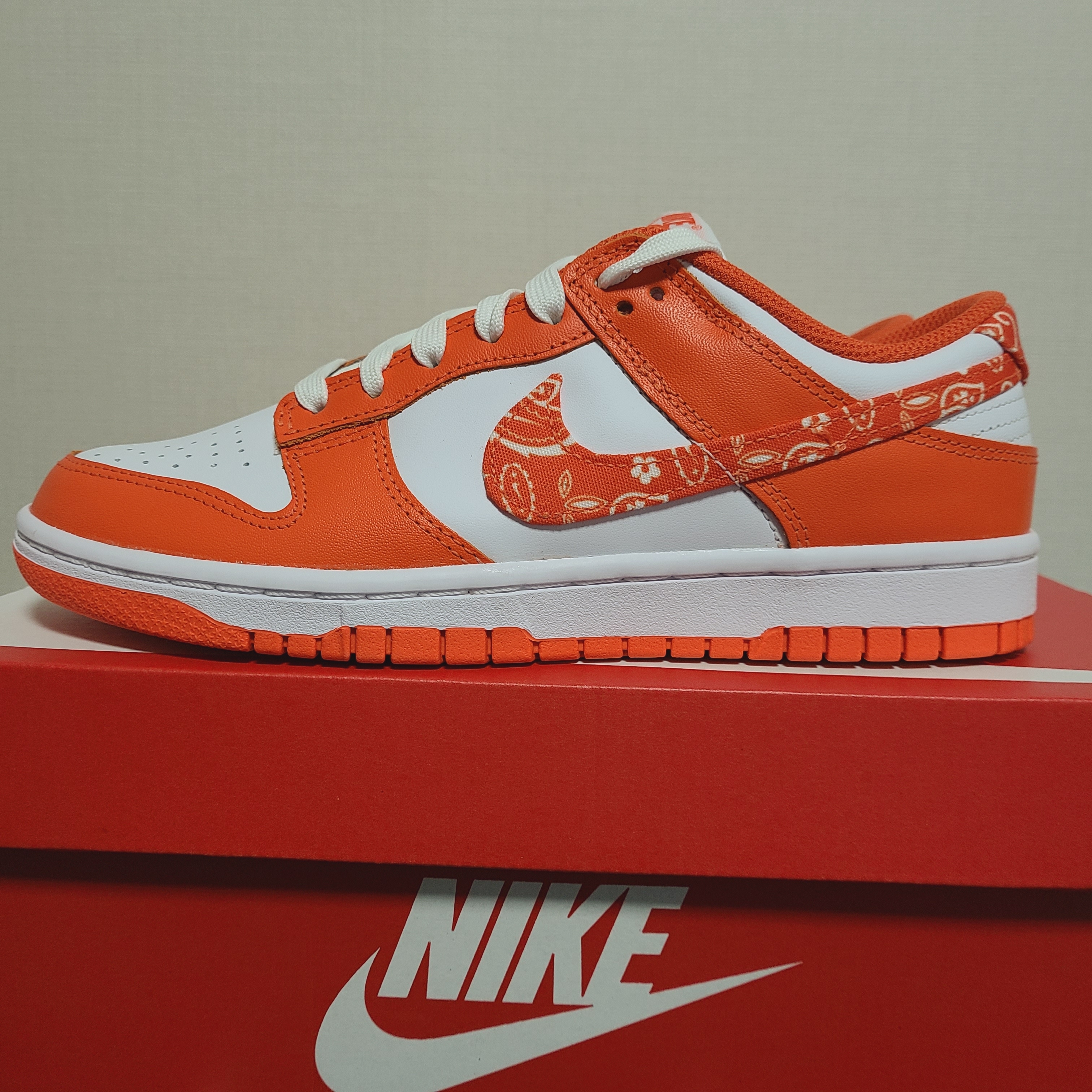 (W) Nike Dunk Low Essential Orange Paisley 착용 스타일 - 2