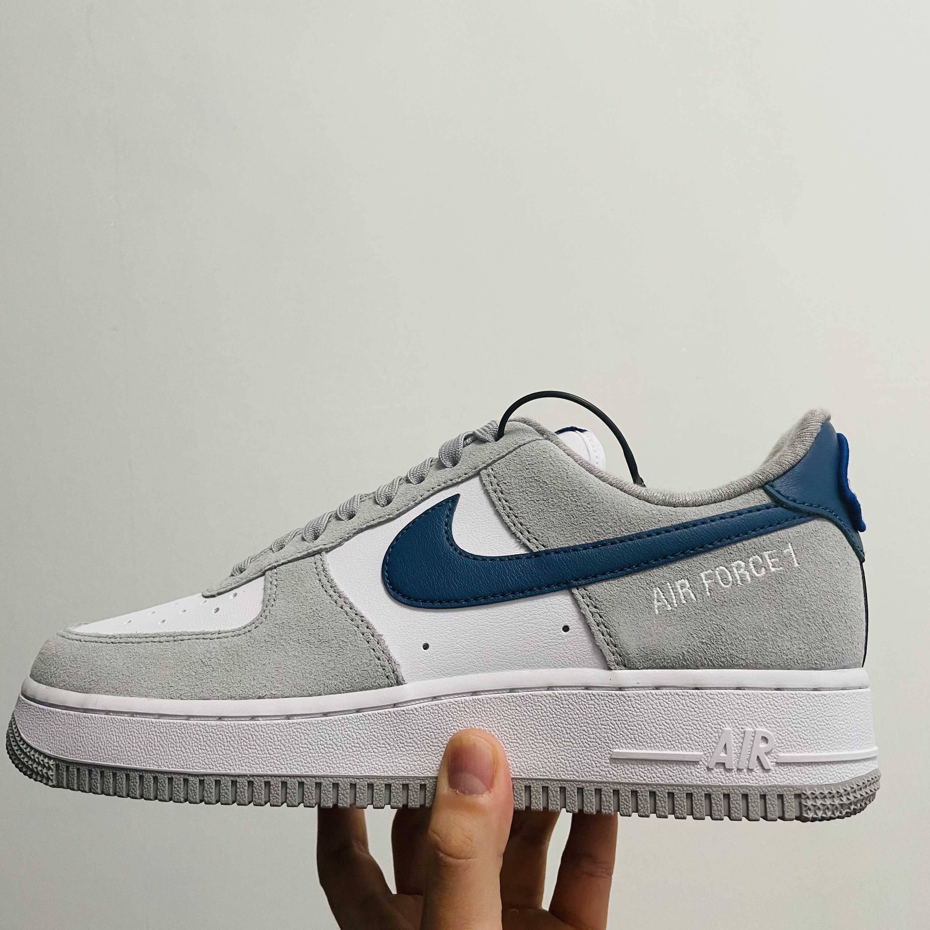 Nike Air Force 1 '07 LV8 Athletic Club Light Smoke Grey Marina 착용 스타일