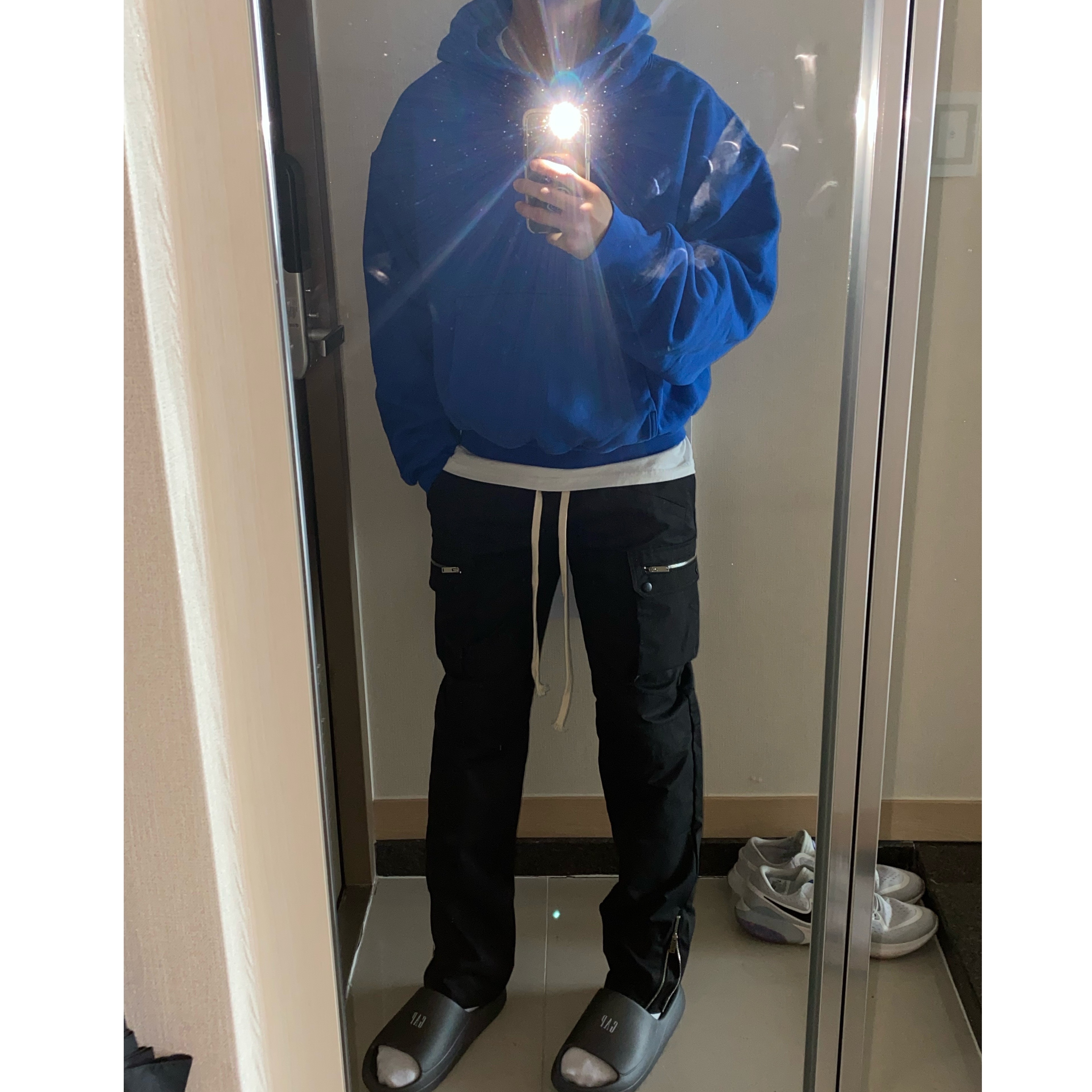 Yeezy Gap Hoodie Blue 착용 스타일