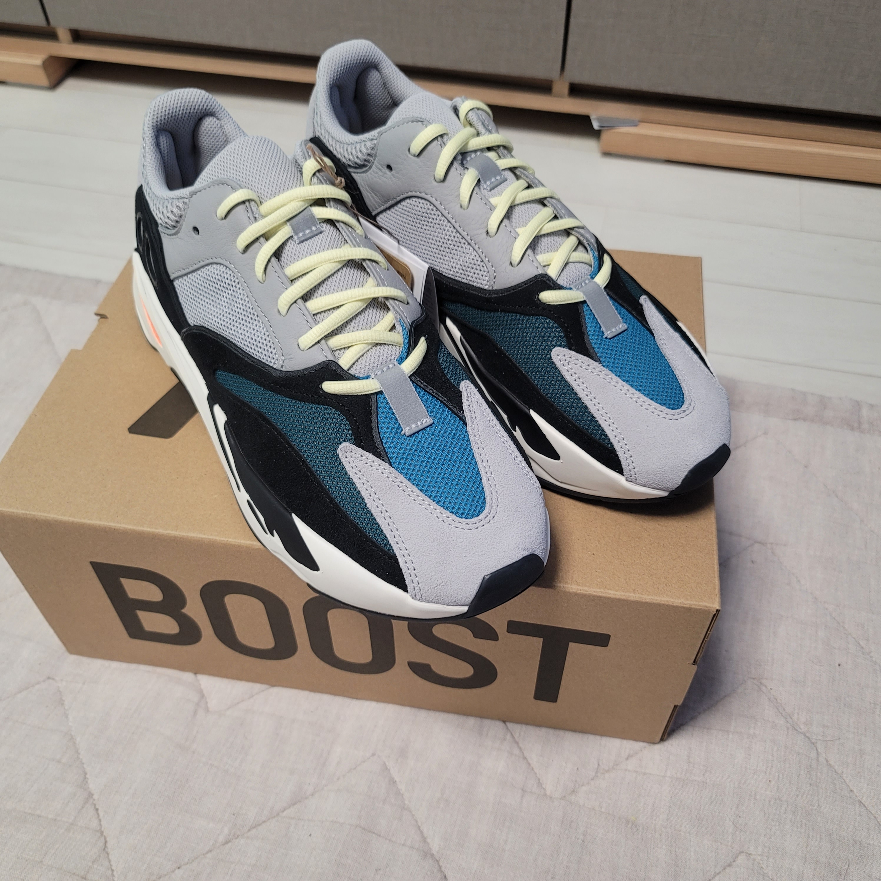 Adidas Yeezy Boost 700 Wave Runner Solid Grey 2021/2022 착용 스타일 - 1