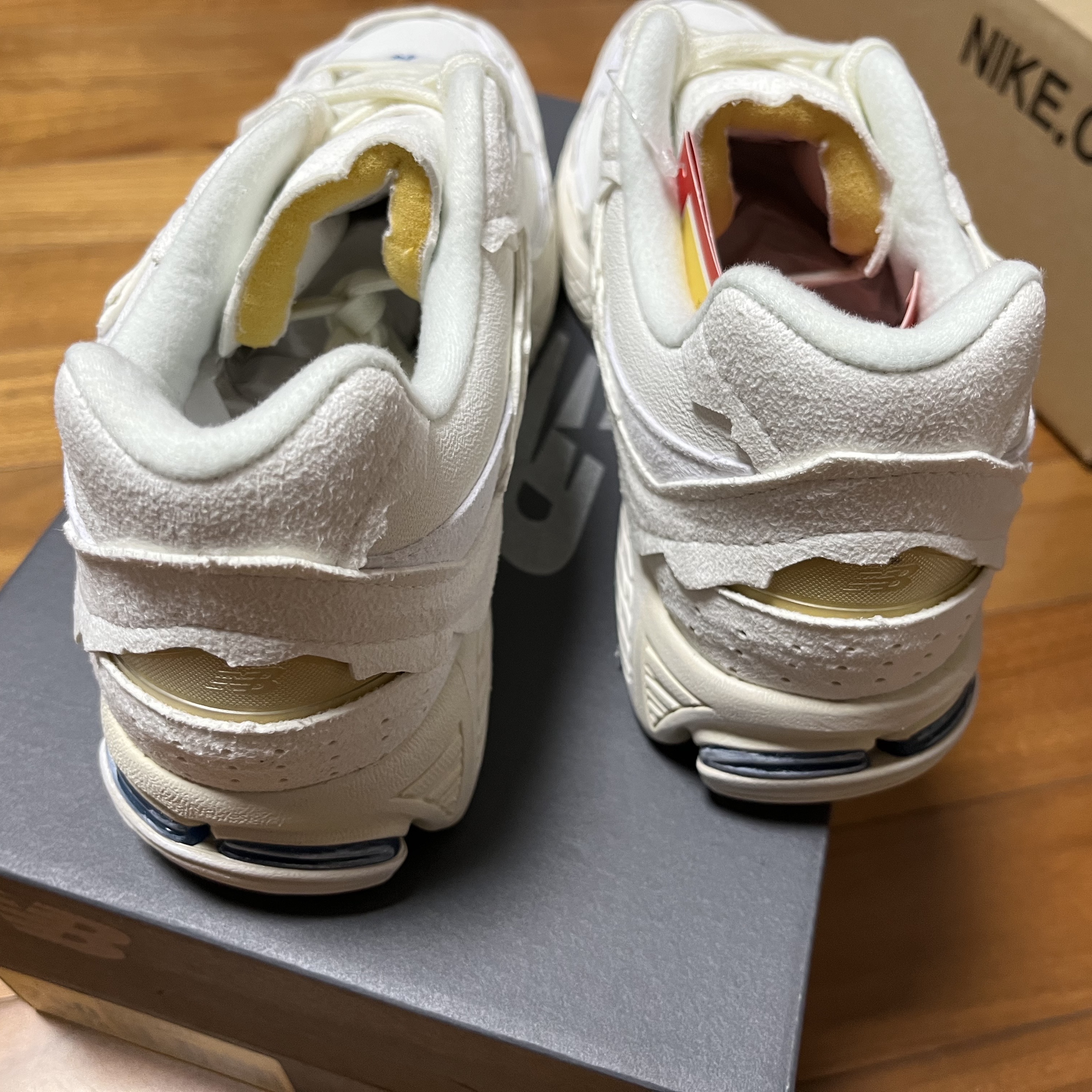 New Balance 2002R Protection Pack Sea Salt 착용 스타일 - 3