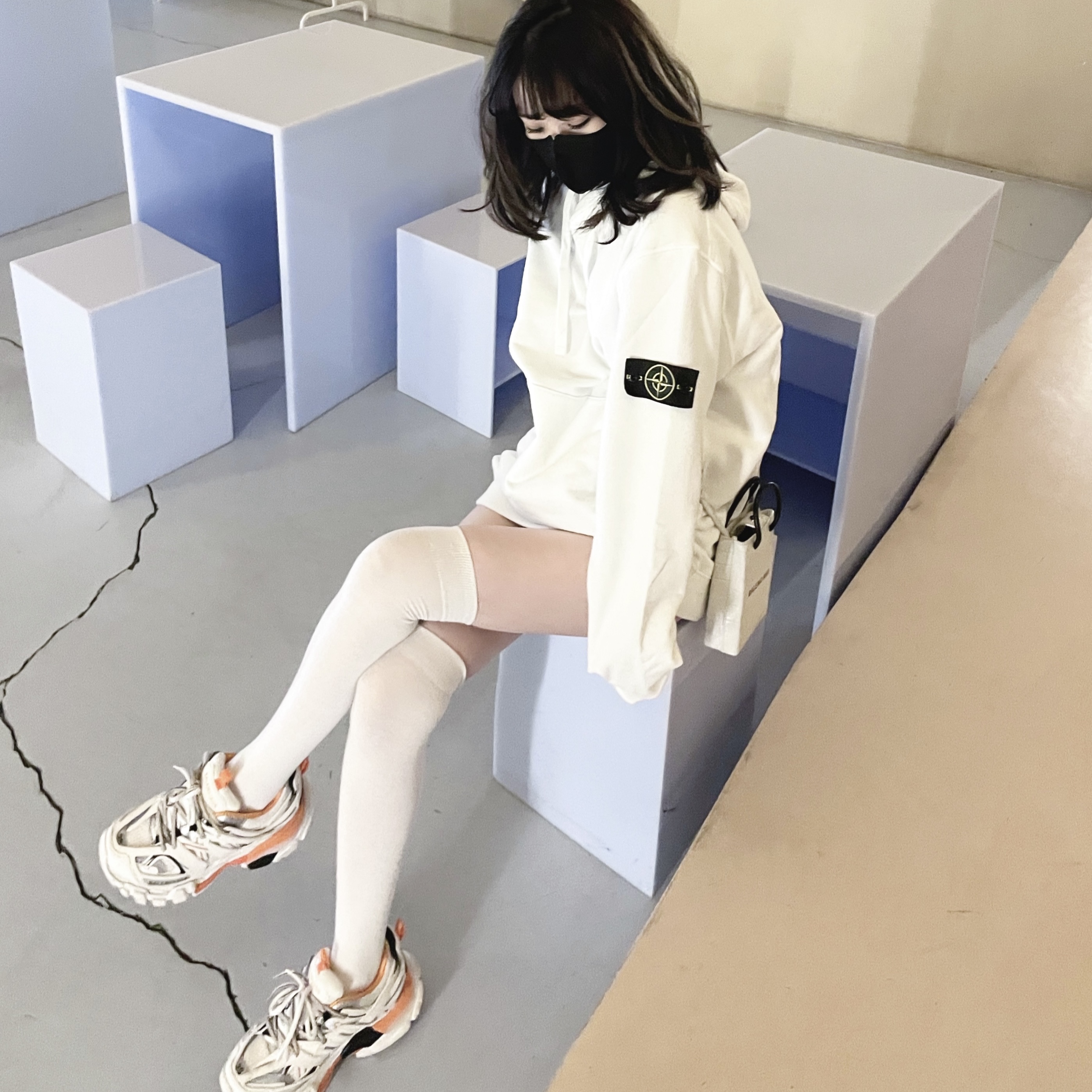 Balenciaga Track Sneakers White Orange 2019, Stone Island 64120 Cotton Fleece Hooded Sweatshirt White - 21FW 착용 스타일 - 4