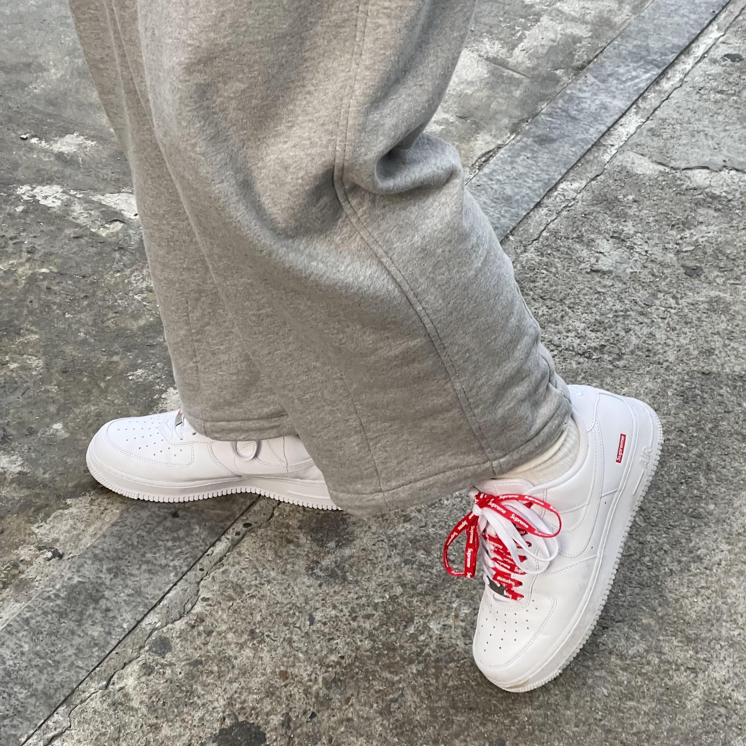 Nike x Supreme Air Force 1 Low White 착용 스타일