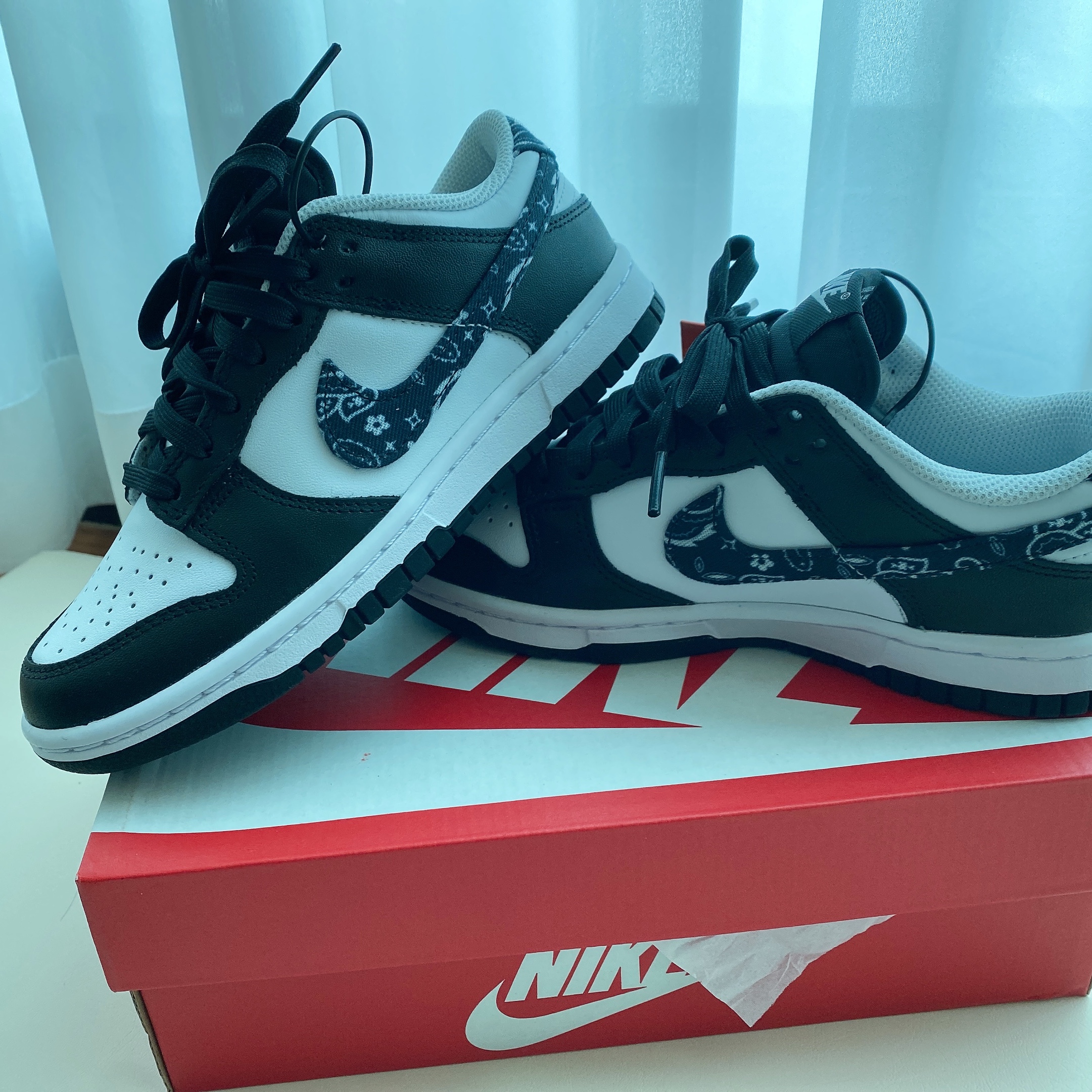 (W) Nike Dunk Low Essential Black Paisley 착용 스타일