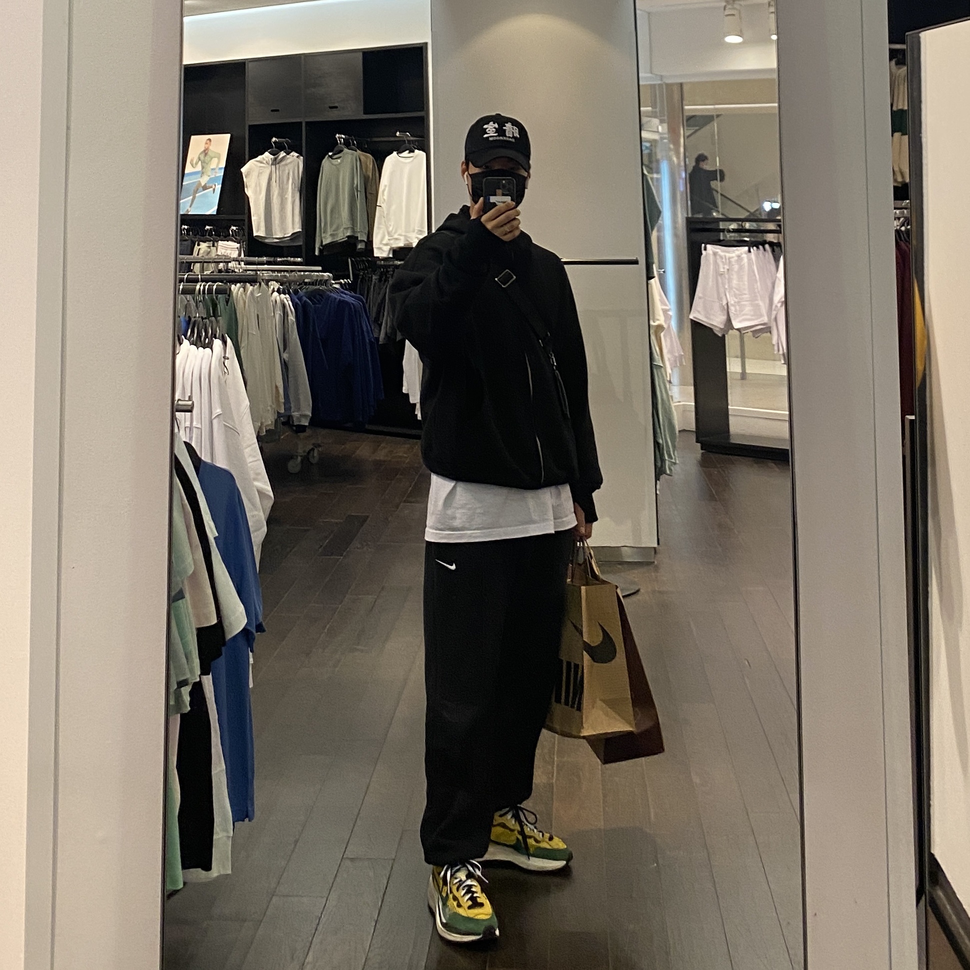 Nike x Sacai VaporWaffle Tour Yellow & Gorge Green Sail, Nike NRG Solo Swoosh Fleece Pants Black White - Asia 착용 스타일