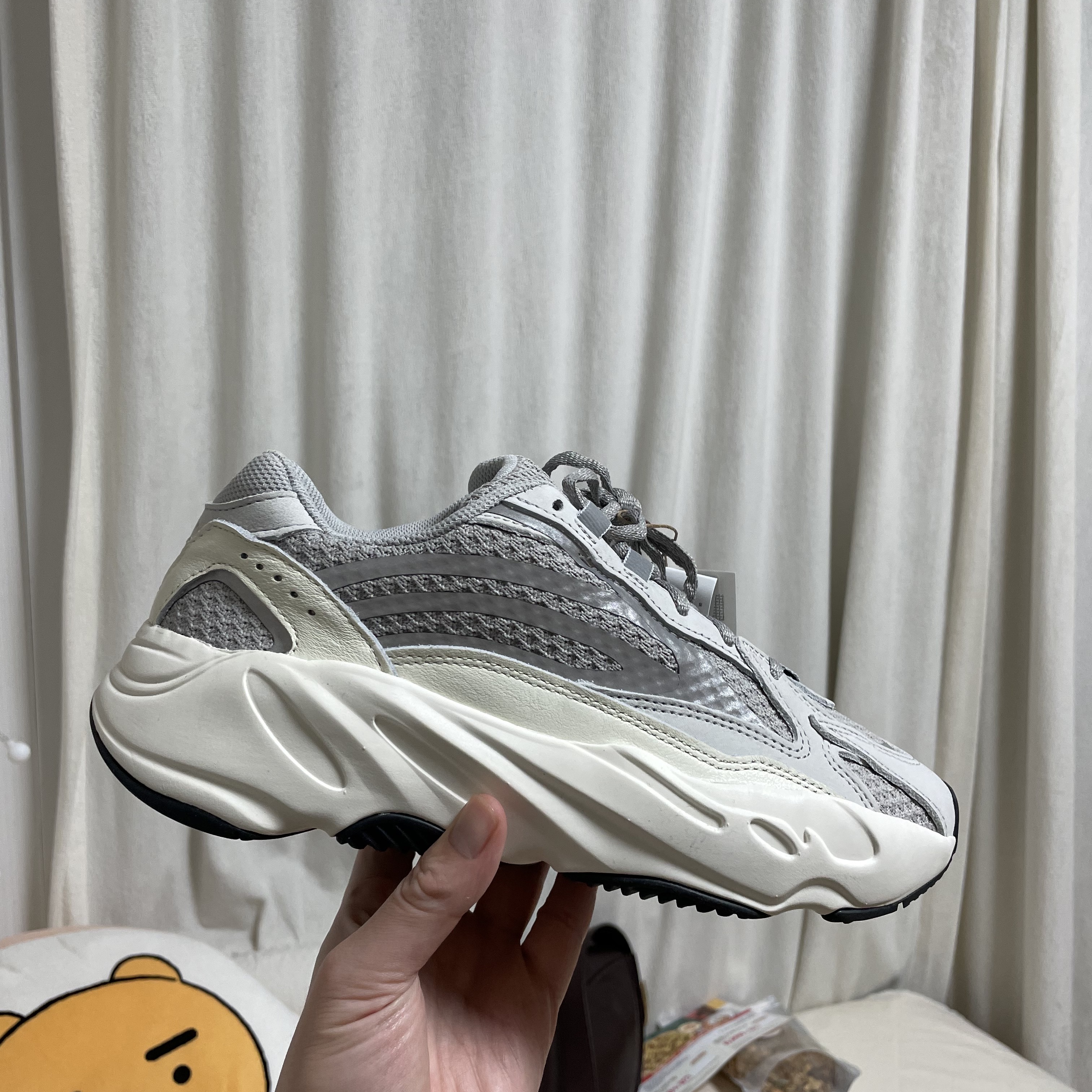 Adidas Yeezy Boost 700 V2 Static 2022 착용 스타일