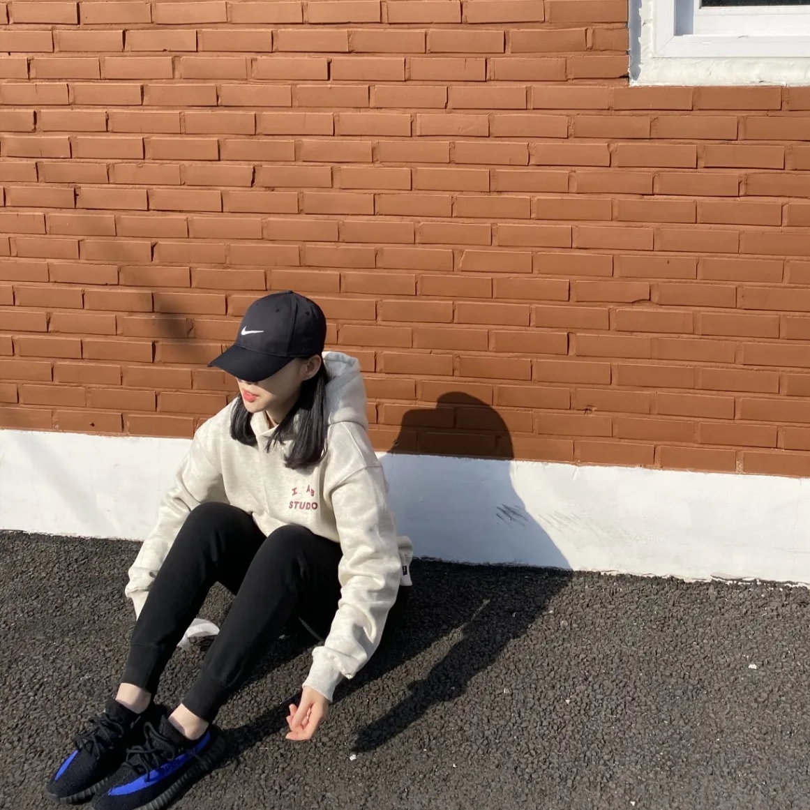IAB Studio Hoodie Oatmeal Burgundy, Adidas Yeezy Boost 350 V2 Dazzling Blue 착용 스타일 - 1