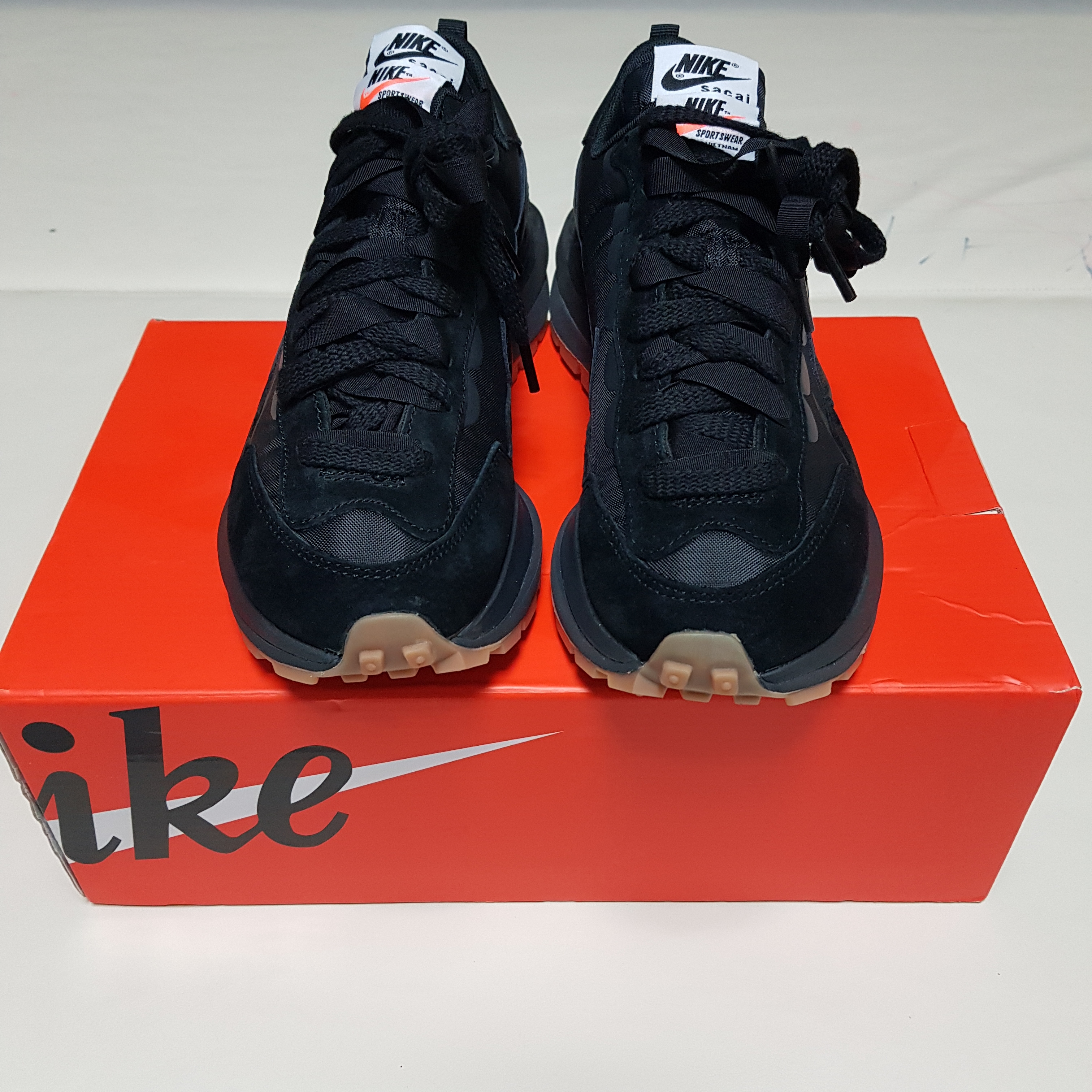 Nike x Sacai VaporWaffle Black and Gum 착용 스타일 - 4
