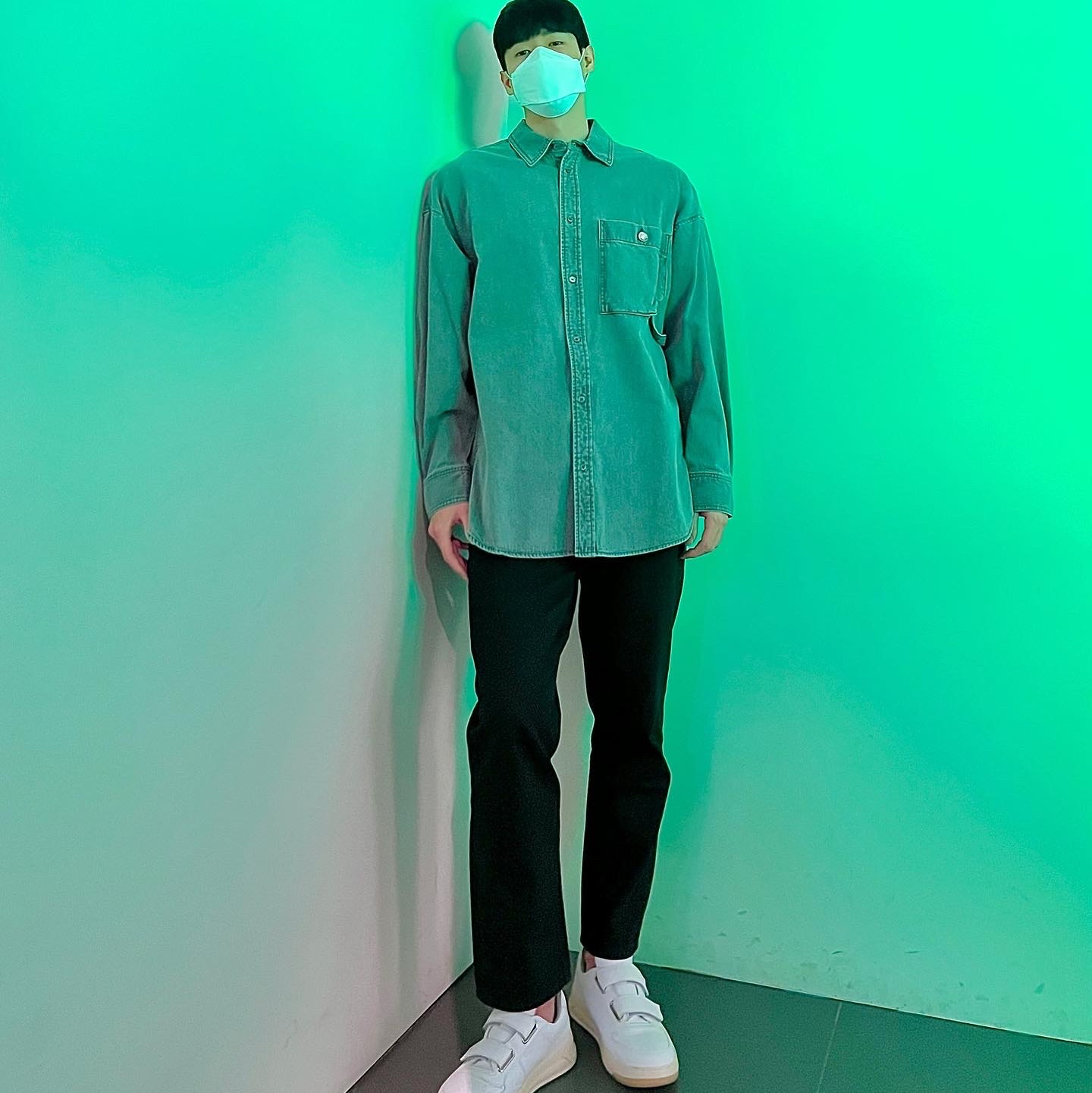 Acne Studios Perey Velcro Strap Sneakers White 착용 스타일 - 2