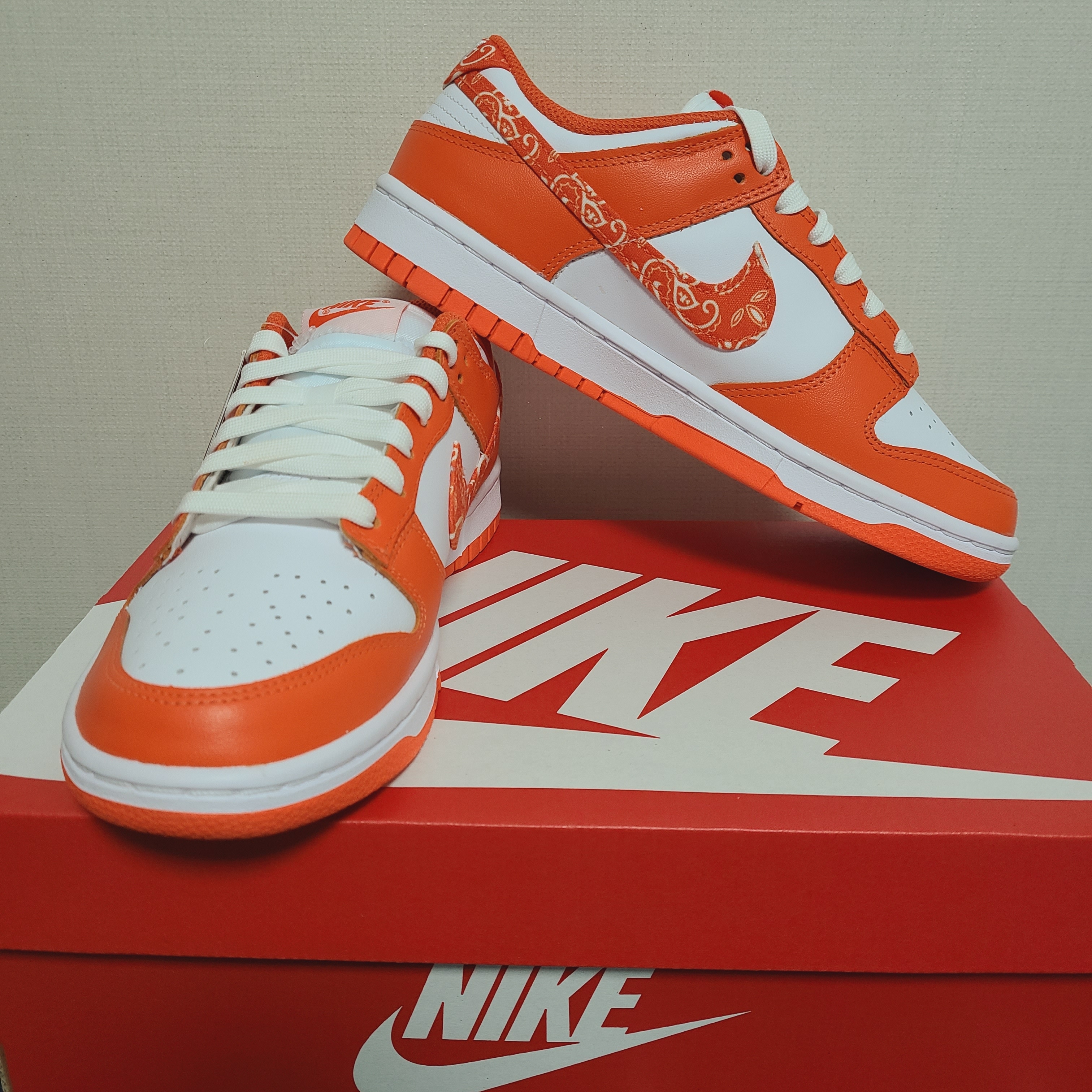(W) Nike Dunk Low Essential Orange Paisley 착용 스타일 - 3