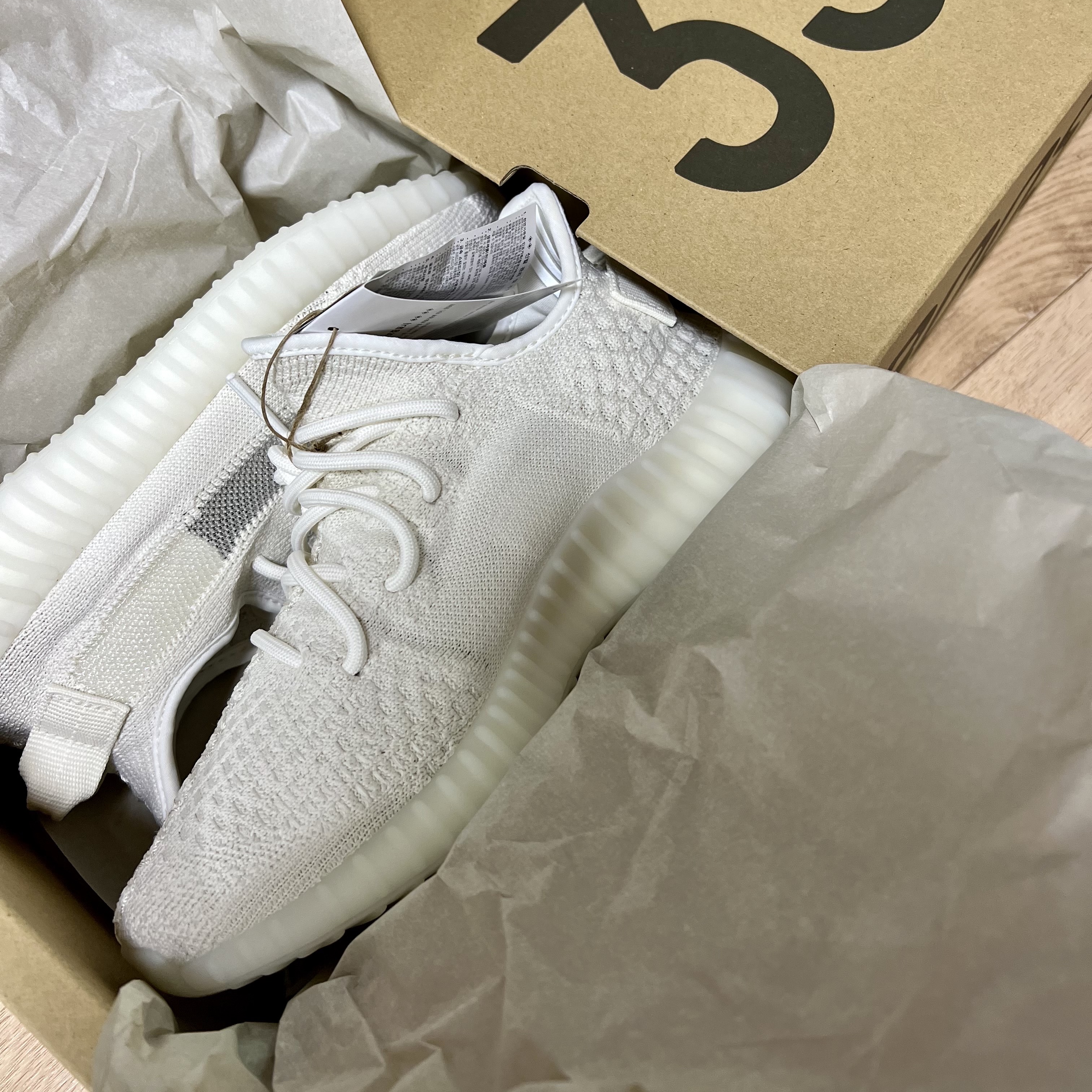 Adidas Yeezy Boost 350 V2 Bone 착용 스타일