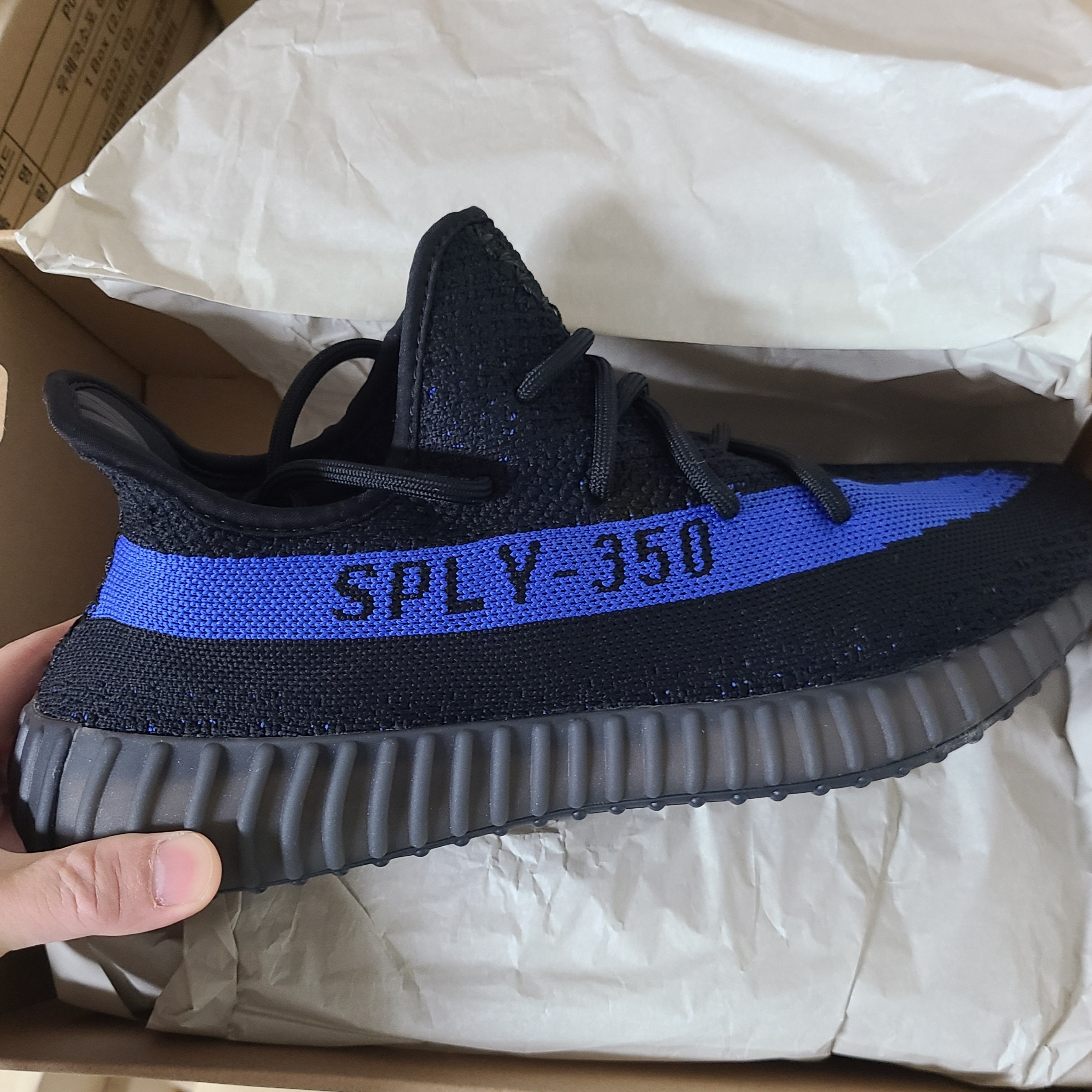 Adidas Yeezy Boost 350 V2 Dazzling Blue 착용 스타일 - 1