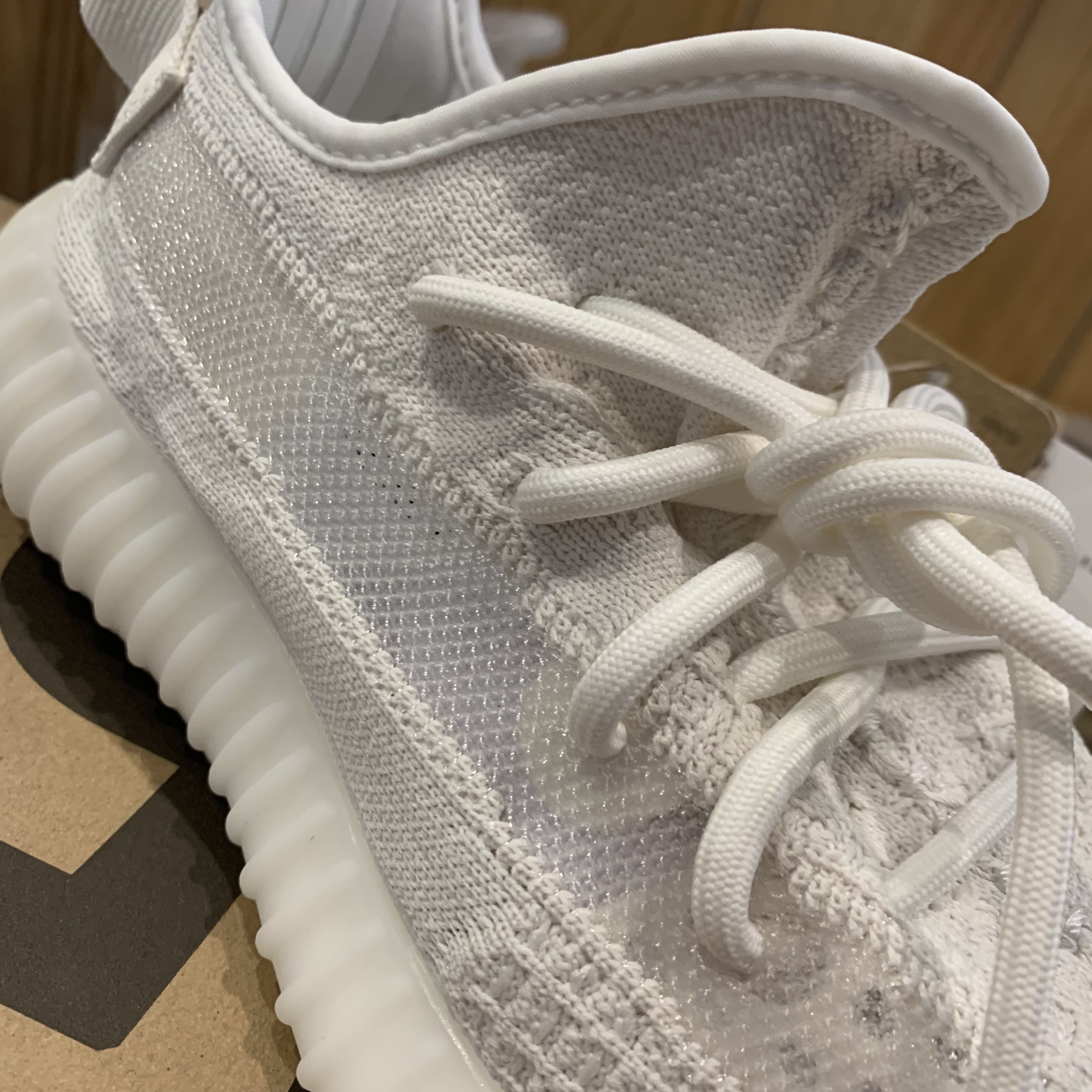 Adidas Yeezy Boost 350 V2 Bone 착용 스타일 - 1