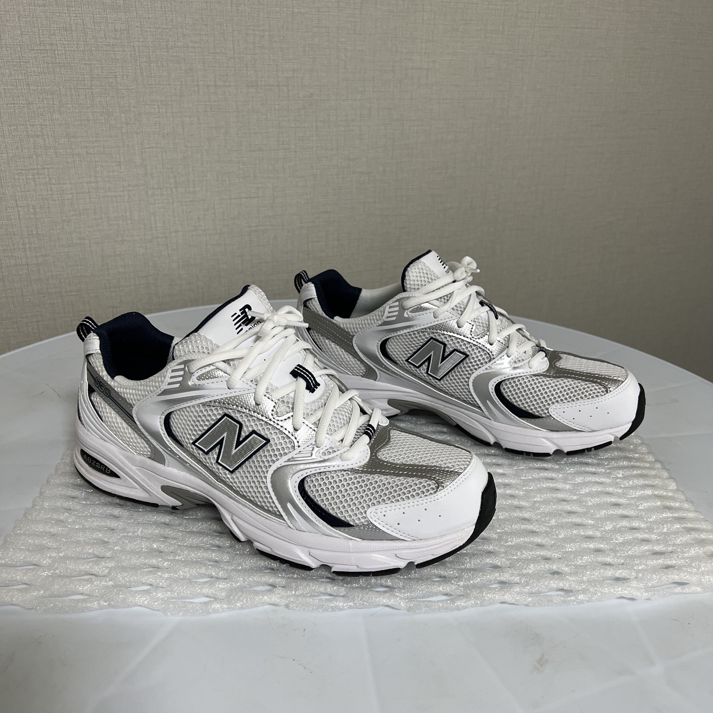 New Balance 530 White 착용 스타일 - 2