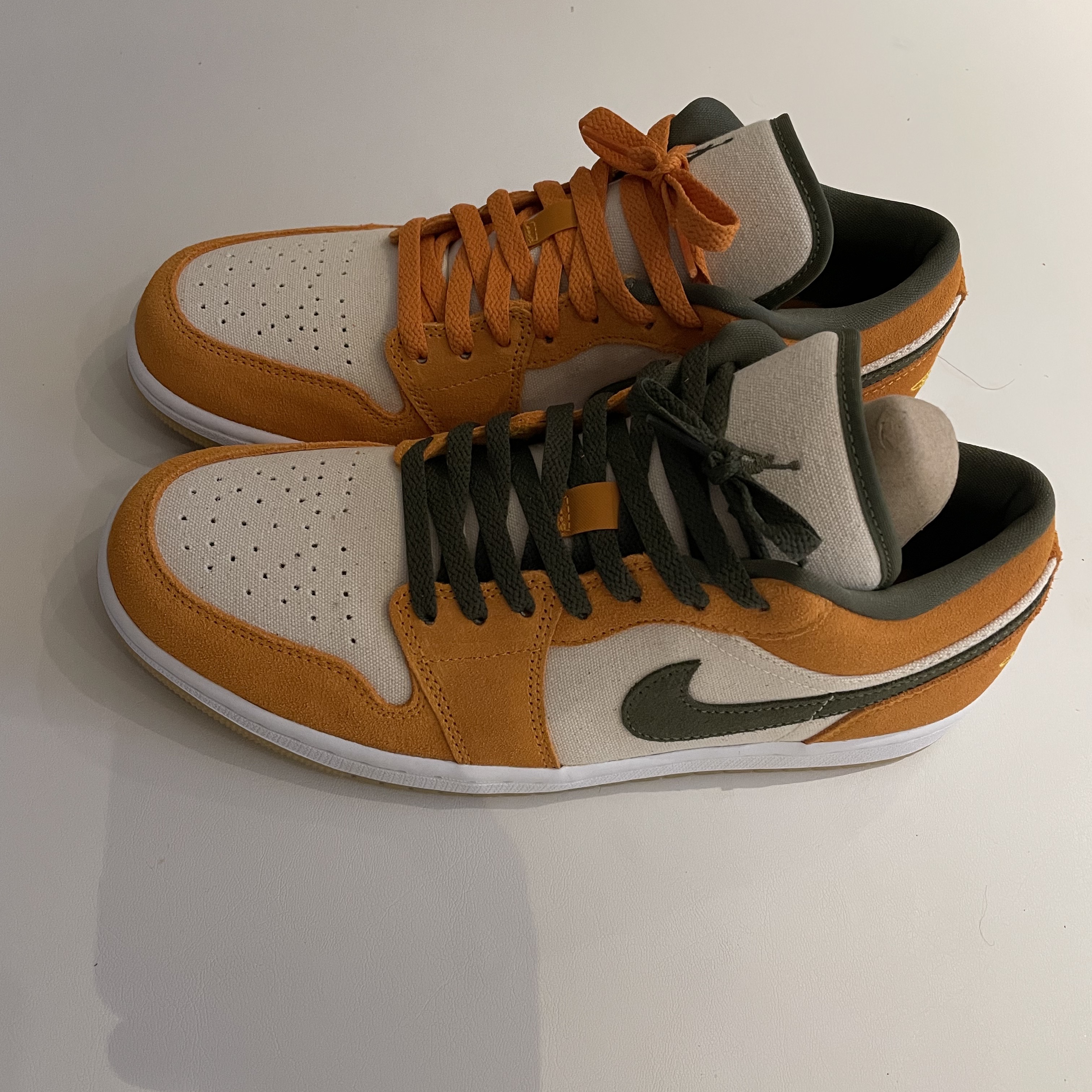 Jordan 1 Low SE Light Curry 착용 스타일 - 2