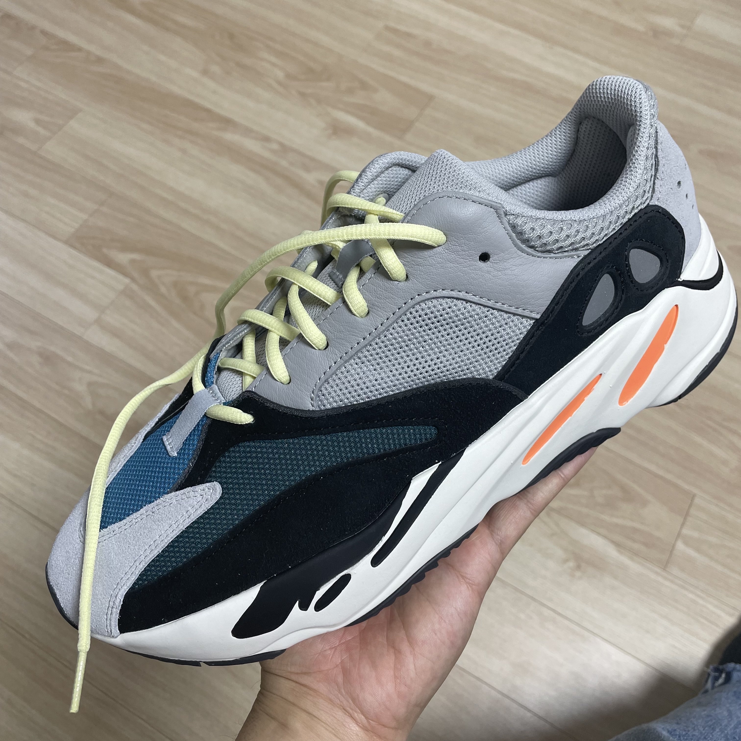 Adidas Yeezy Boost 700 Wave Runner Solid Grey 2021/2022 착용 스타일