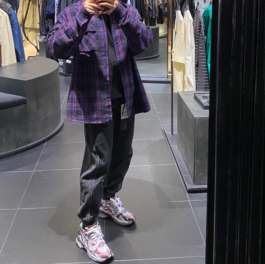 Balenciaga Runner Sneakers Grey Burgundy 착용 스타일