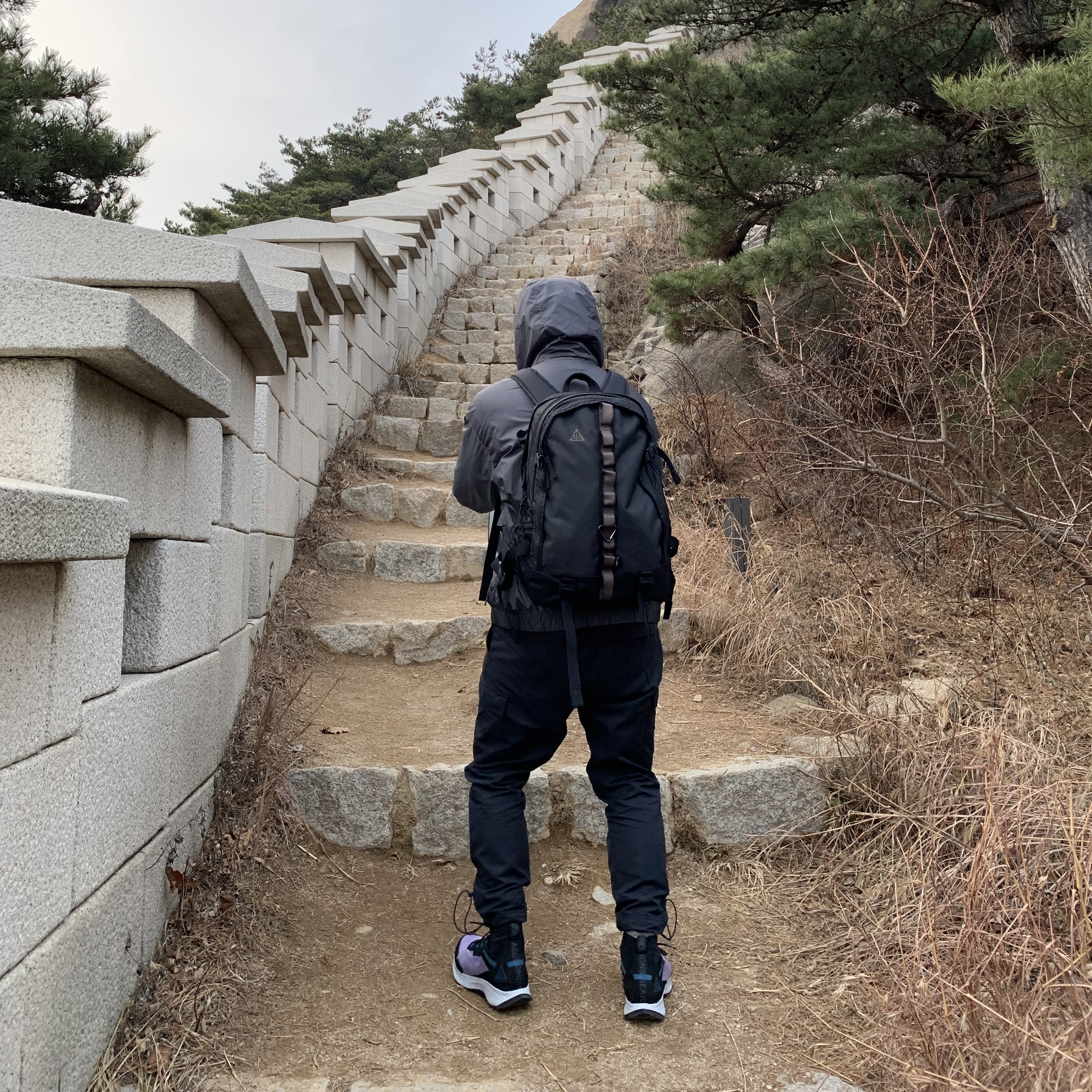 Nike ACG Karst Backpack Black Dark Smoke Grey, Nike ACG Zoom Terra Zaherra Space Purple 착용 스타일 - 1