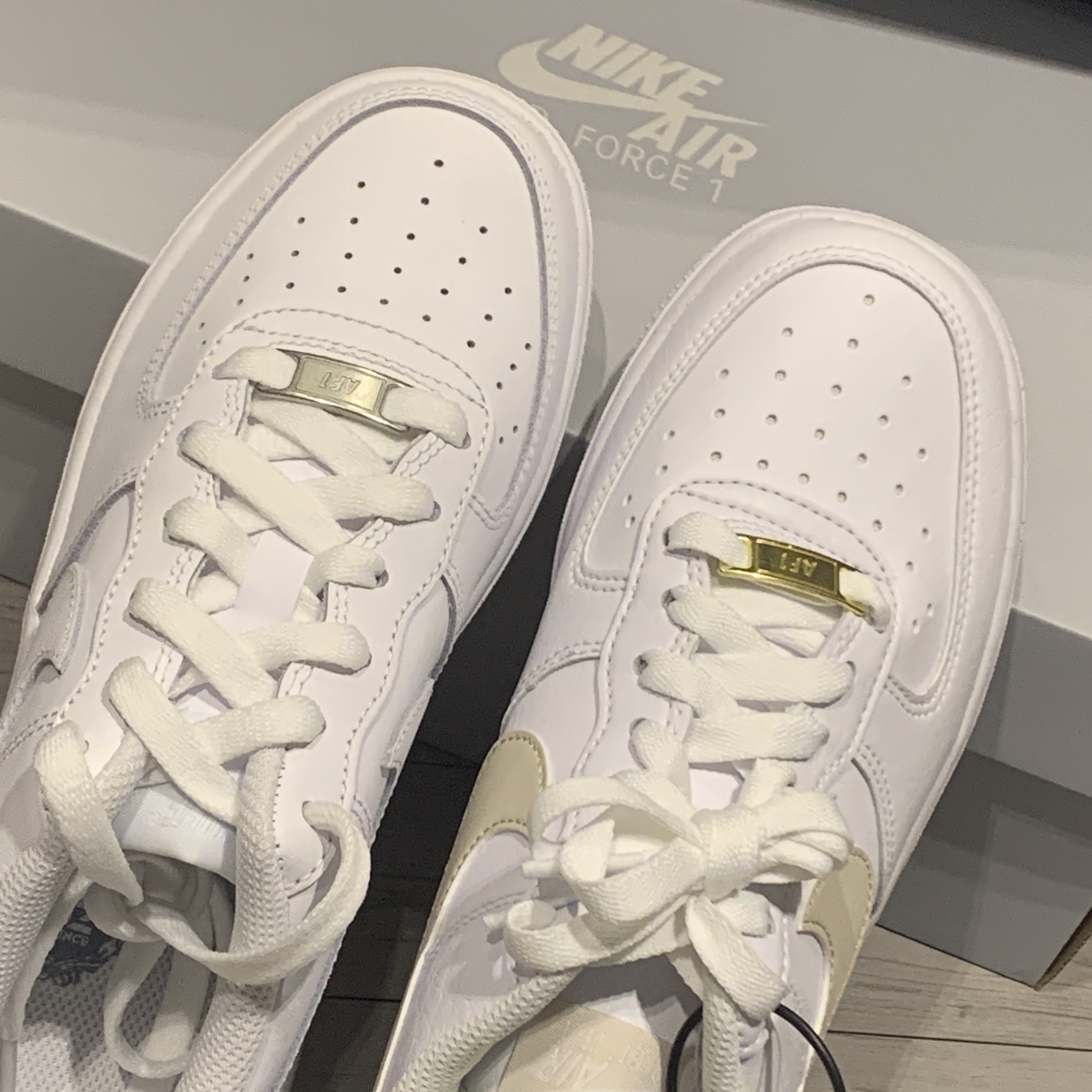 (GS) Nike Air Force 1 LE White, (W) Nike Air Force 1 '07 Next Nature Light Orewood Brown 착용 스타일 - 1