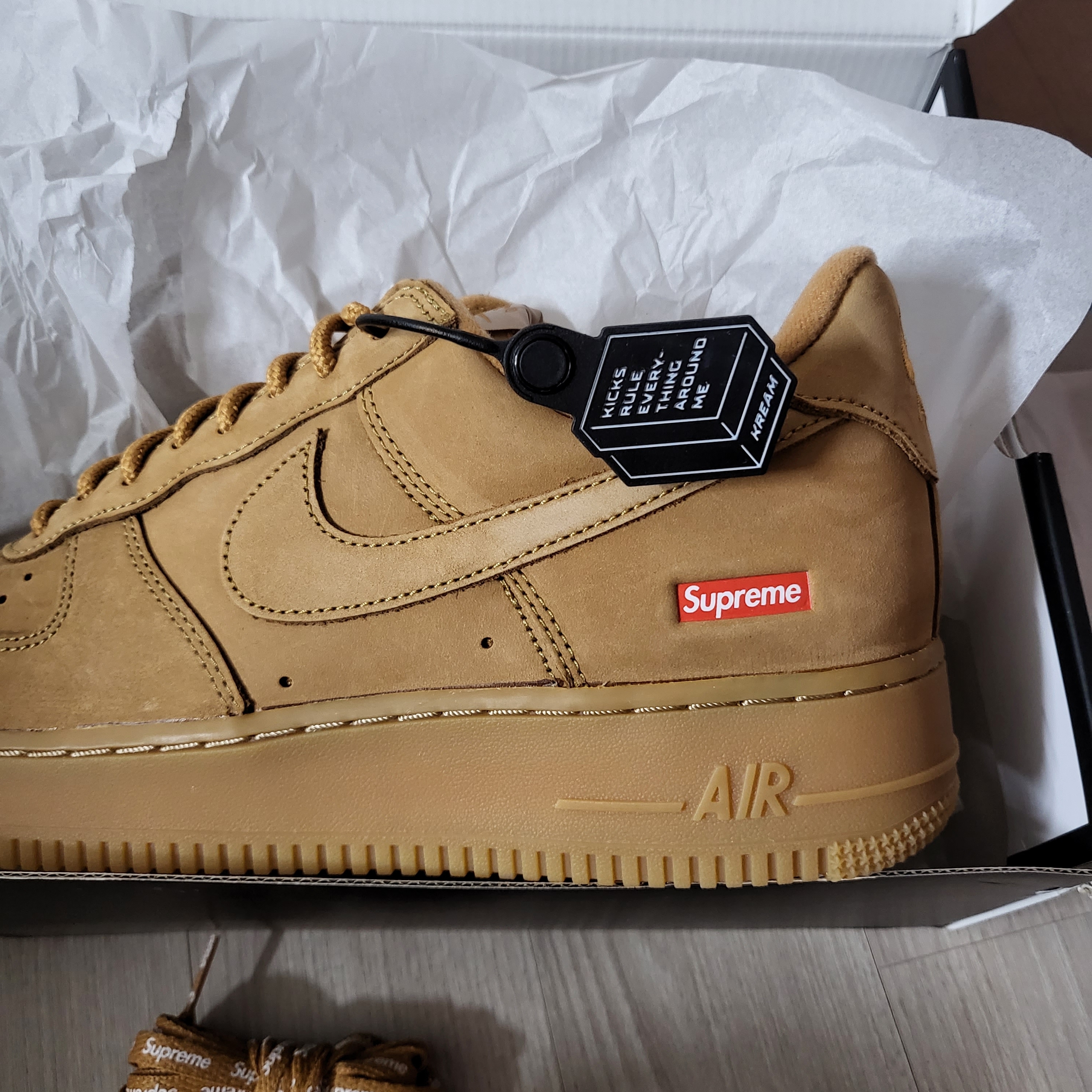 Nike x Supreme Air Force 1 Low Flax 착용 스타일