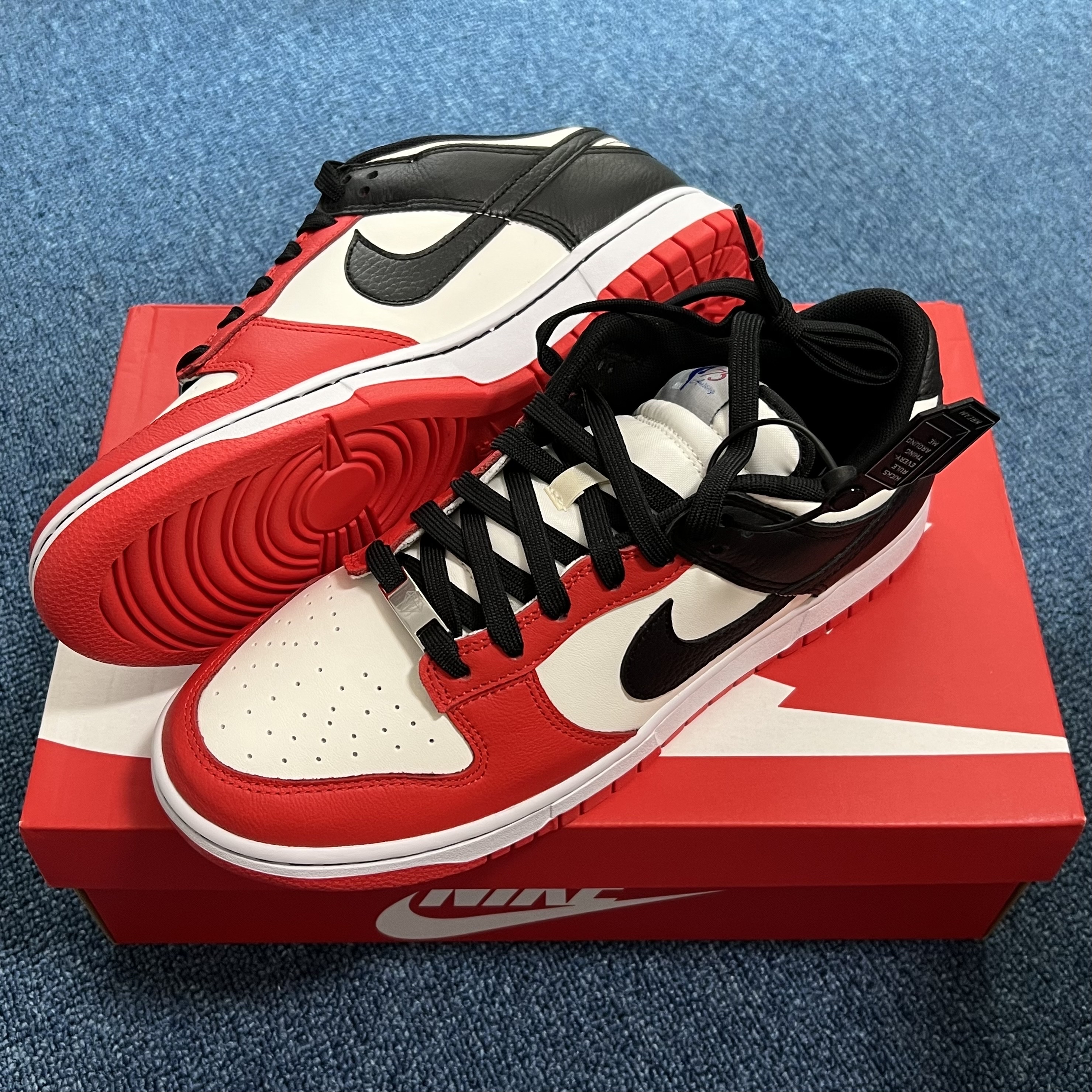 Nike x NBA Dunk Low Retro EMB Black and Chile Red 착용 스타일