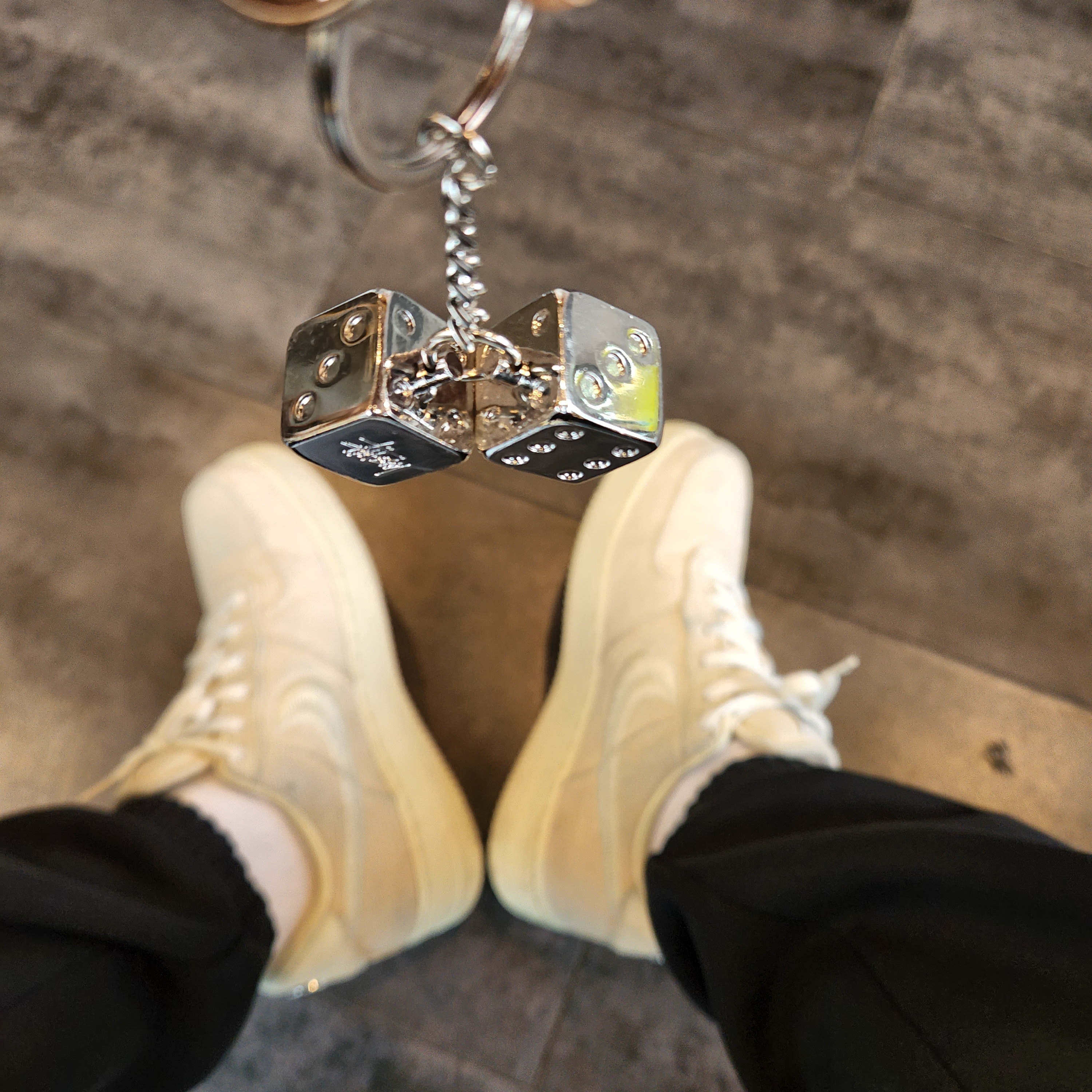 Nike x Stussy Air Force 1 Low Fossil, Stussy Metal Dice Keychain Silver 착용 스타일 - 4