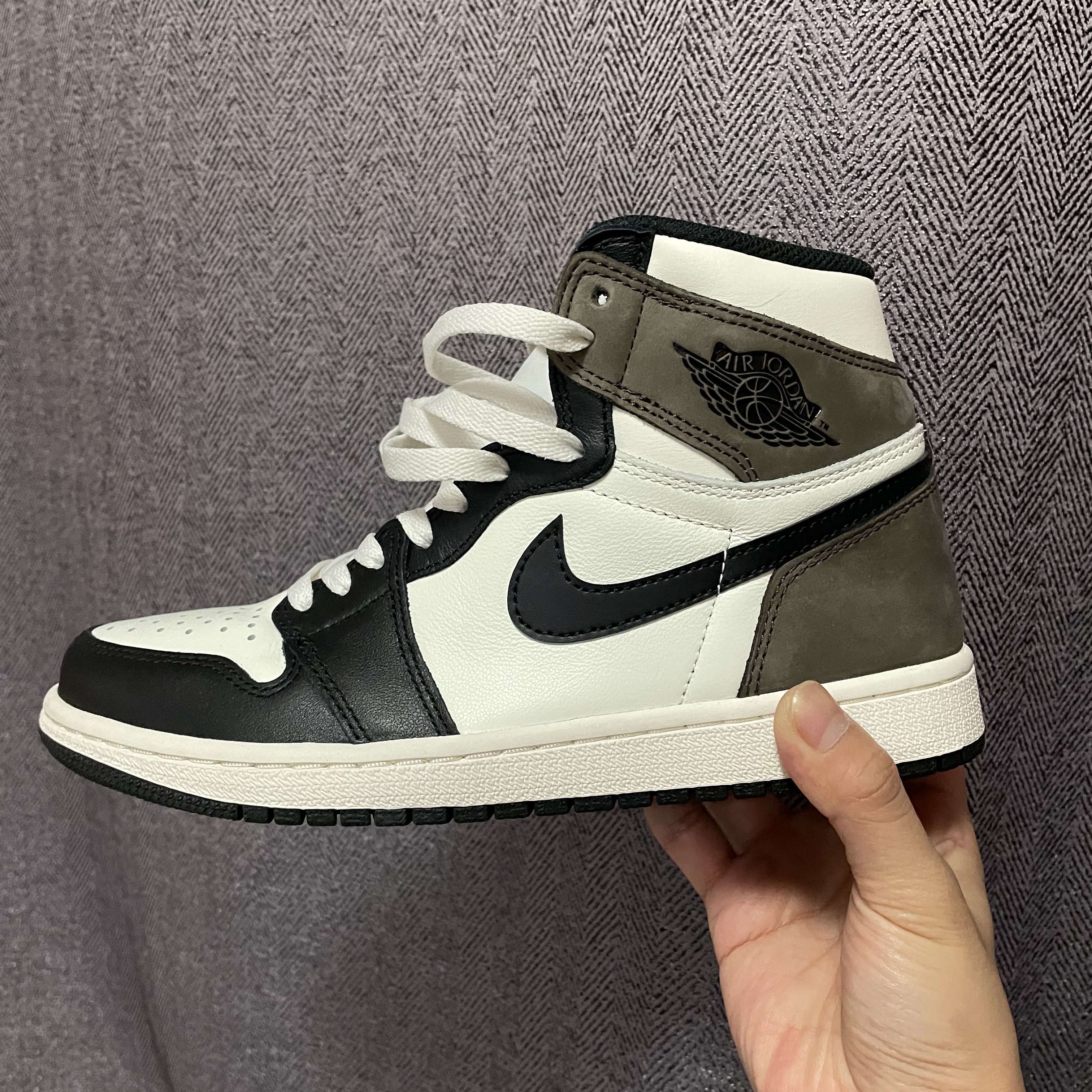 Jordan 1 Retro High OG Black Mocha 착용 스타일 - 3