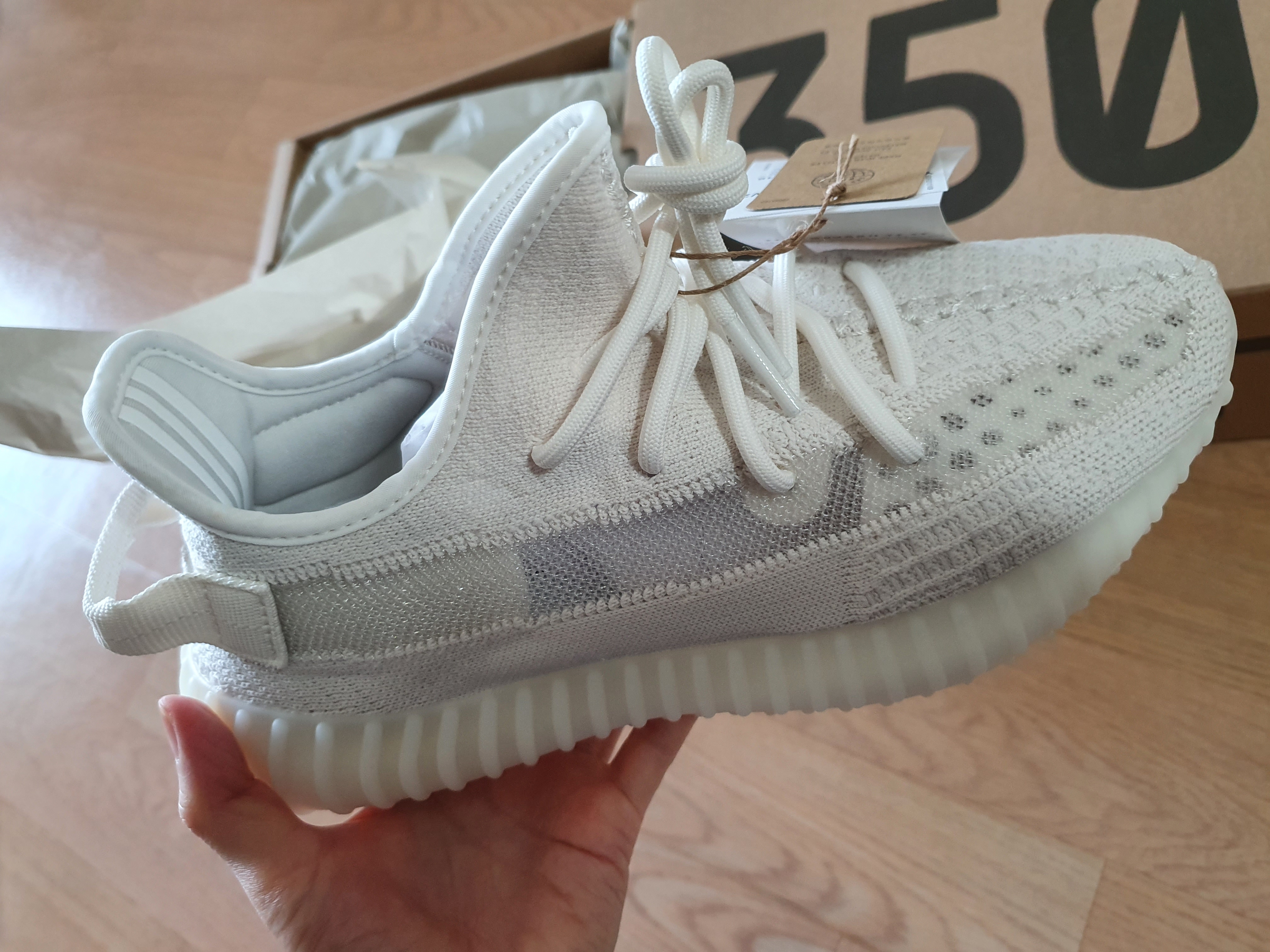Adidas Yeezy Boost 350 V2 Bone 착용 스타일
