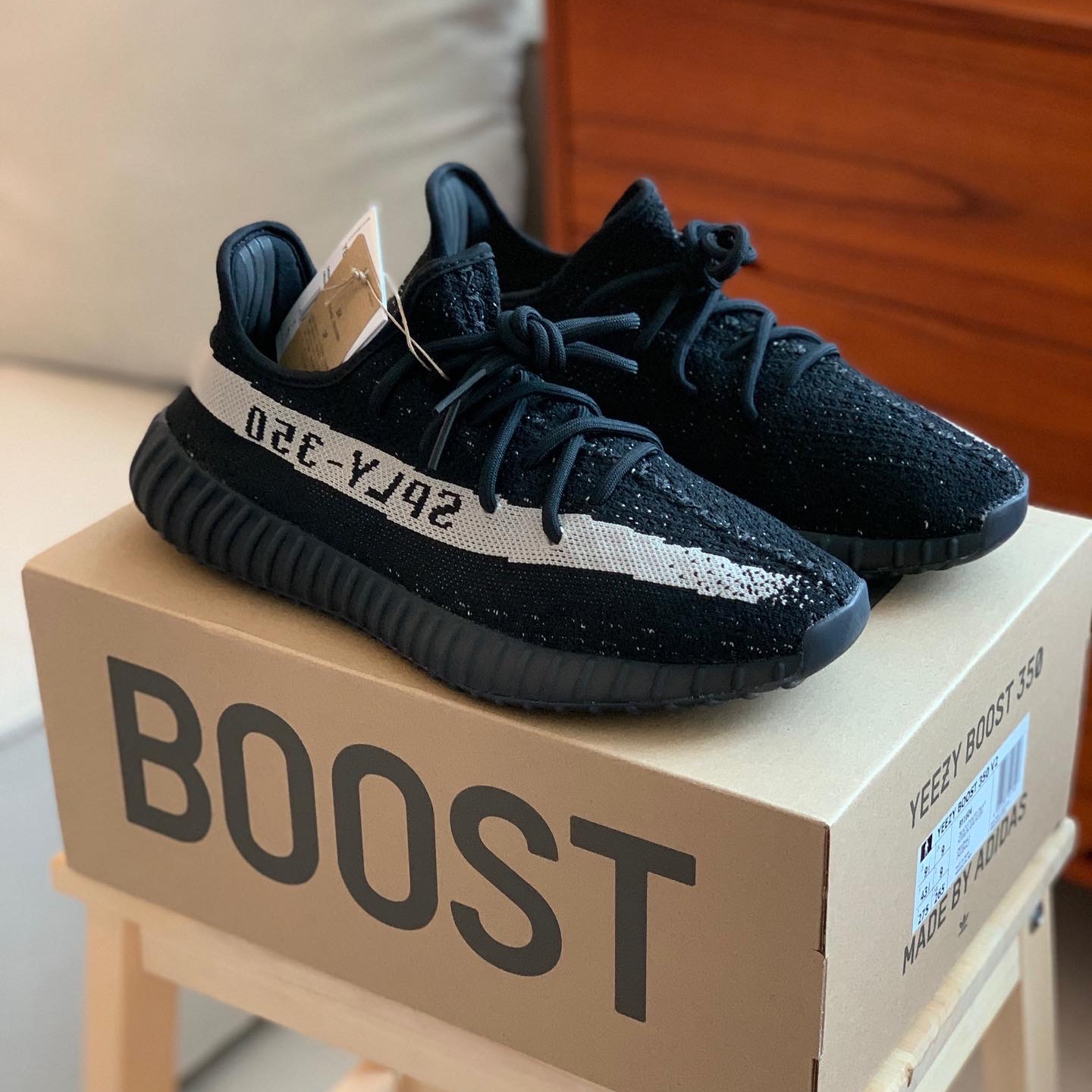 Adidas Yeezy Boost 350 V2 Core Black White 2022 착용 스타일 - 2