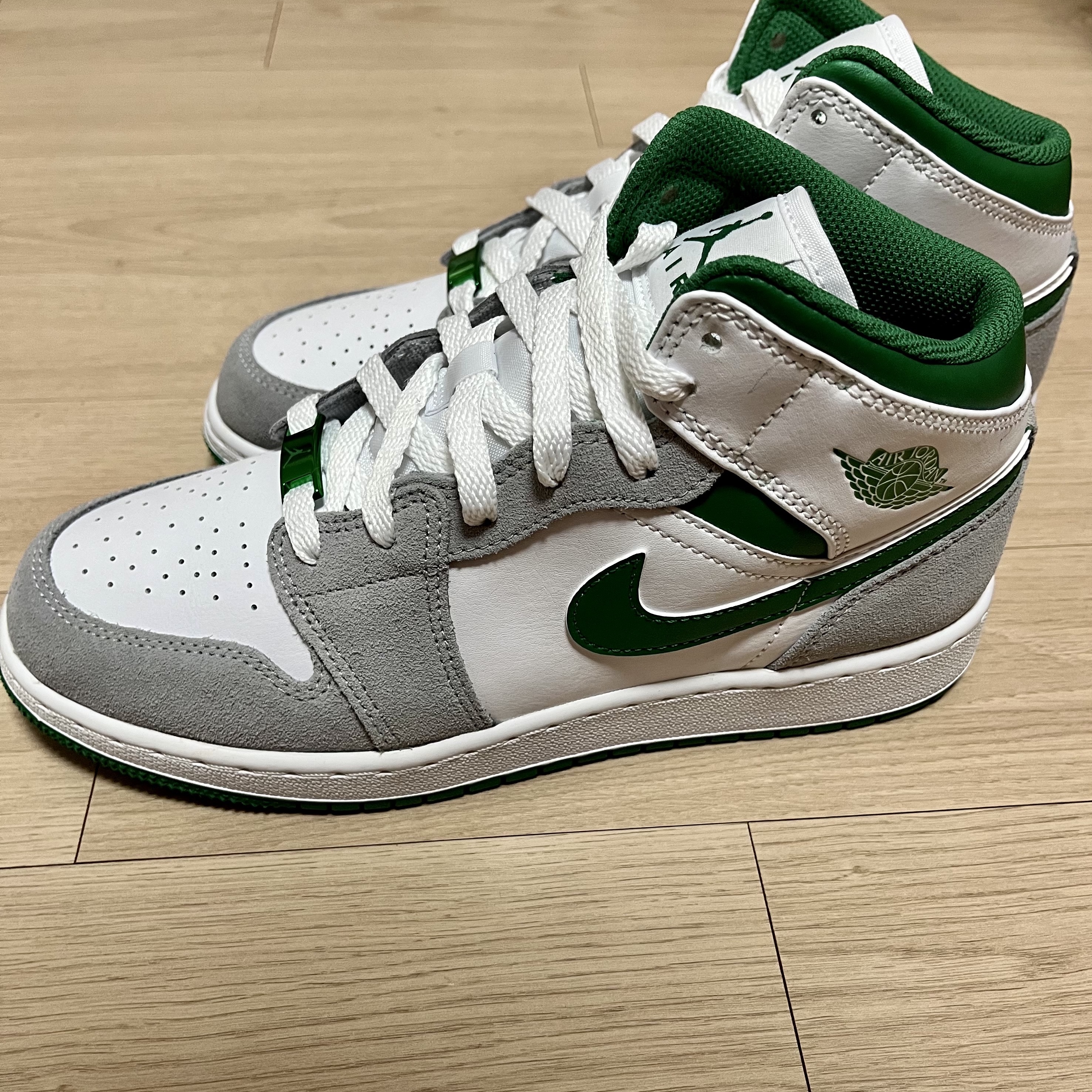 (GS) Jordan 1 Mid SE Pine Green Light Smoke Grey 착용 스타일 - 2