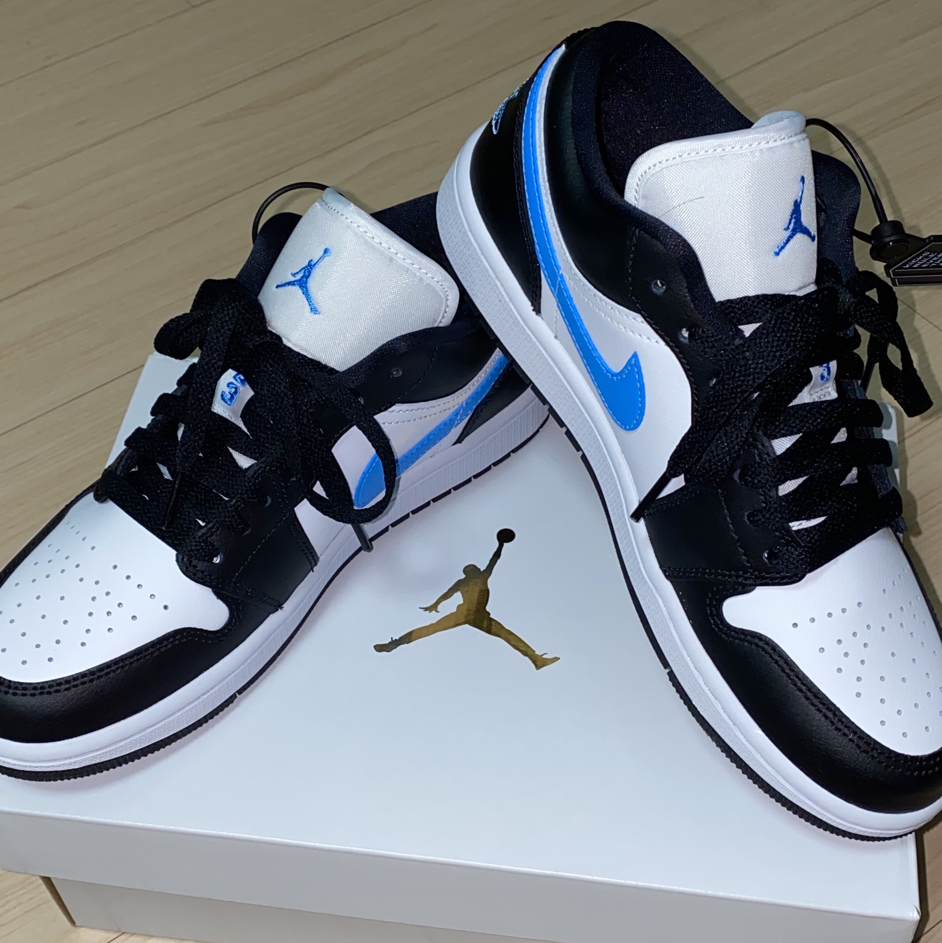 (W) Jordan 1 Low Black University Blue 착용 스타일 - 1