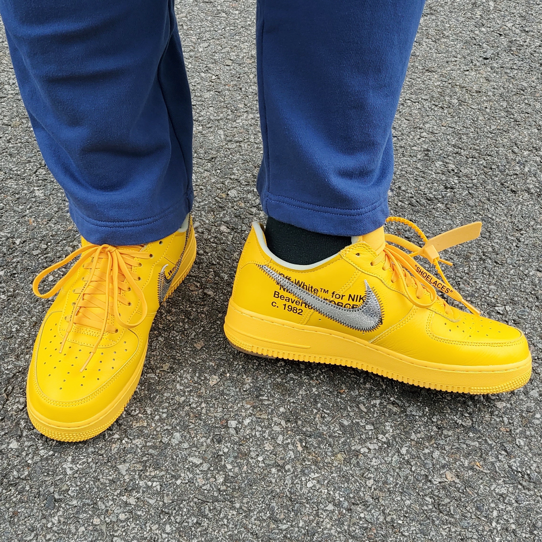 Nike x Off-White Air Force 1 '07 University Gold 착용 스타일 - 4